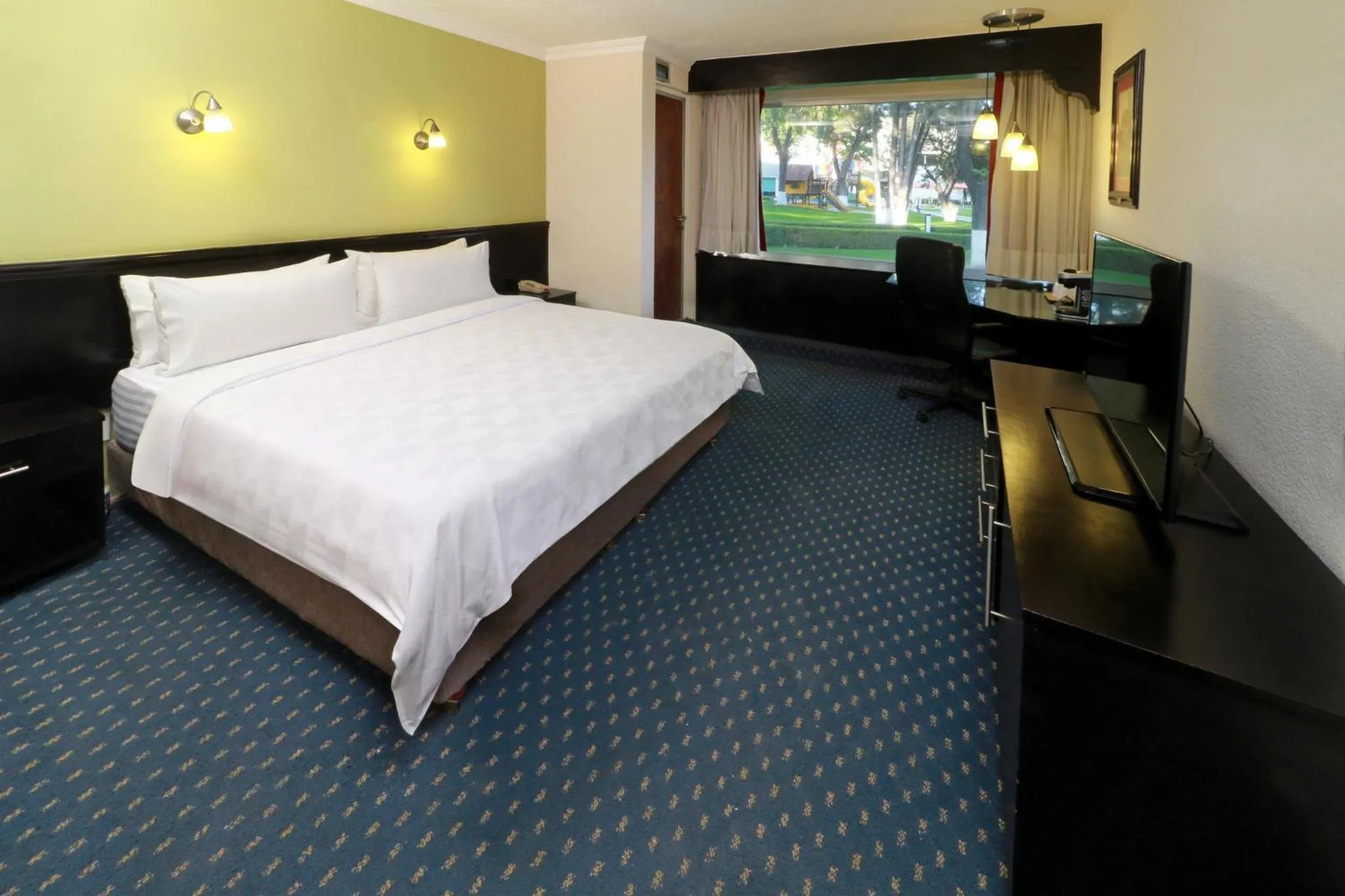 Photo of the whole room, Bed in Holiday Inn San Luis Potosi-Quijote by IHG