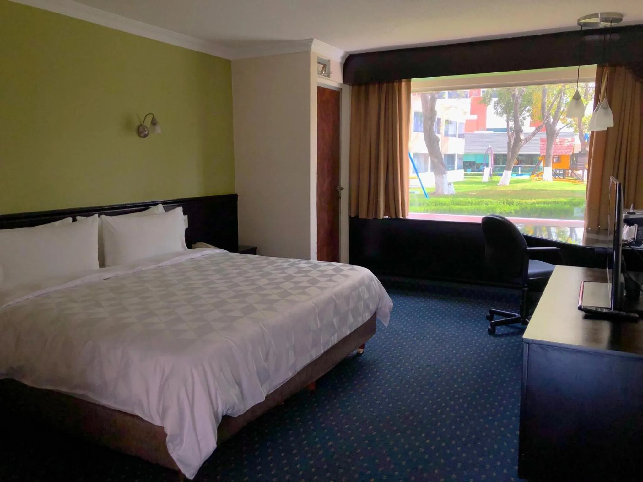 Photo of the whole room, Bed in Holiday Inn San Luis Potosi-Quijote by IHG