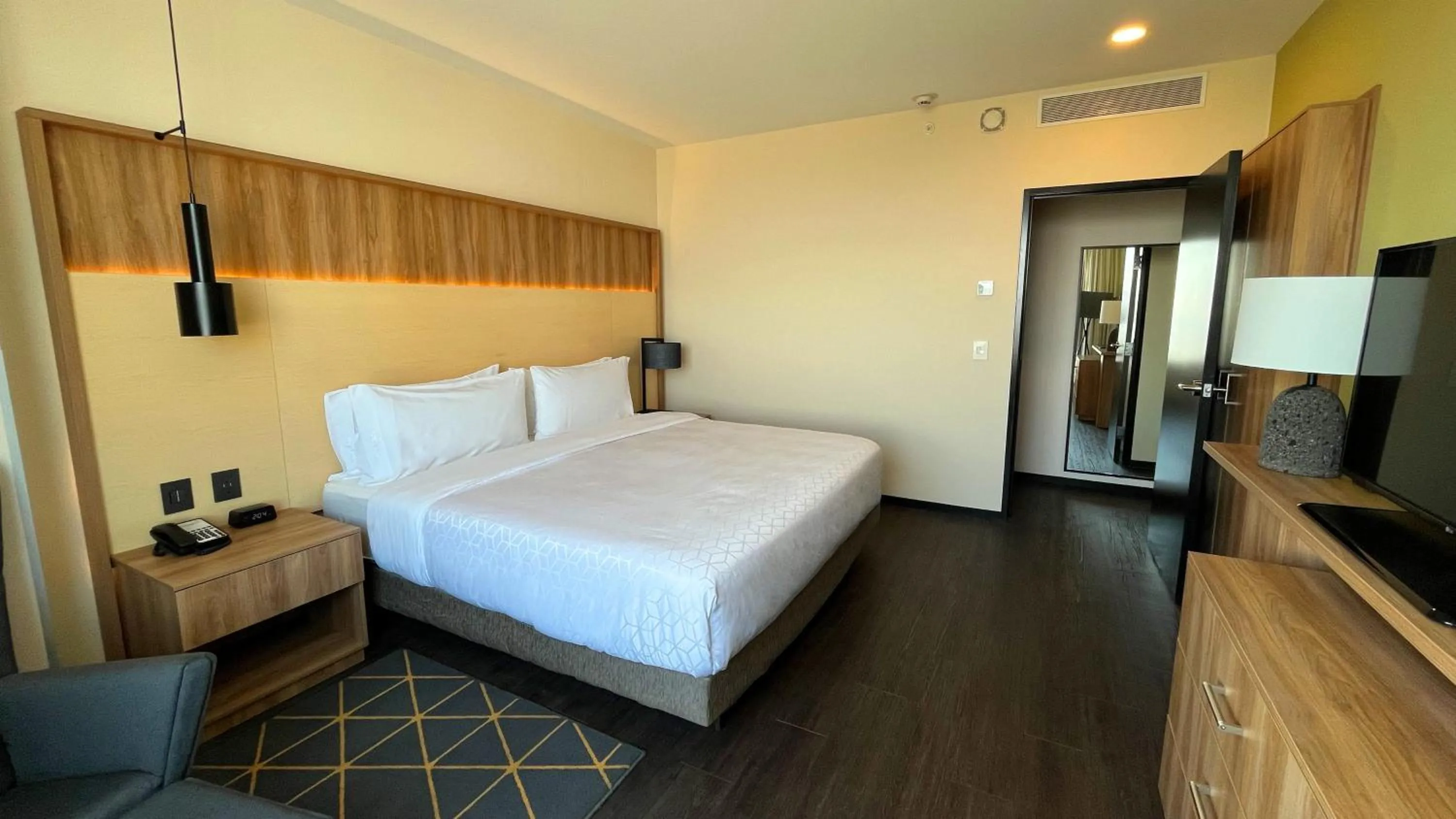 Photo of the whole room, Bed in Holiday Inn San Luis Potosi-Quijote by IHG