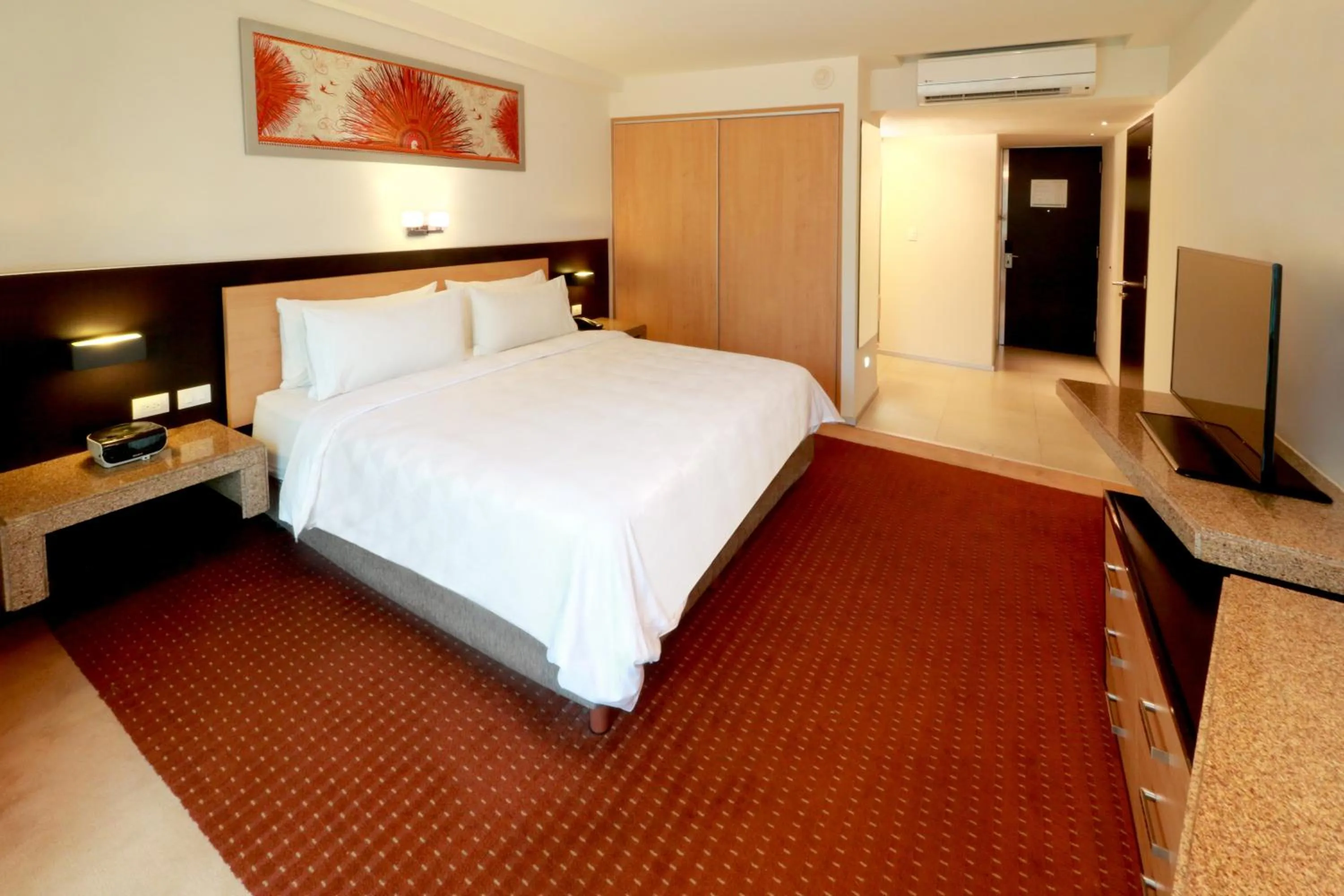 Photo of the whole room, Bed in Holiday Inn San Luis Potosi-Quijote by IHG