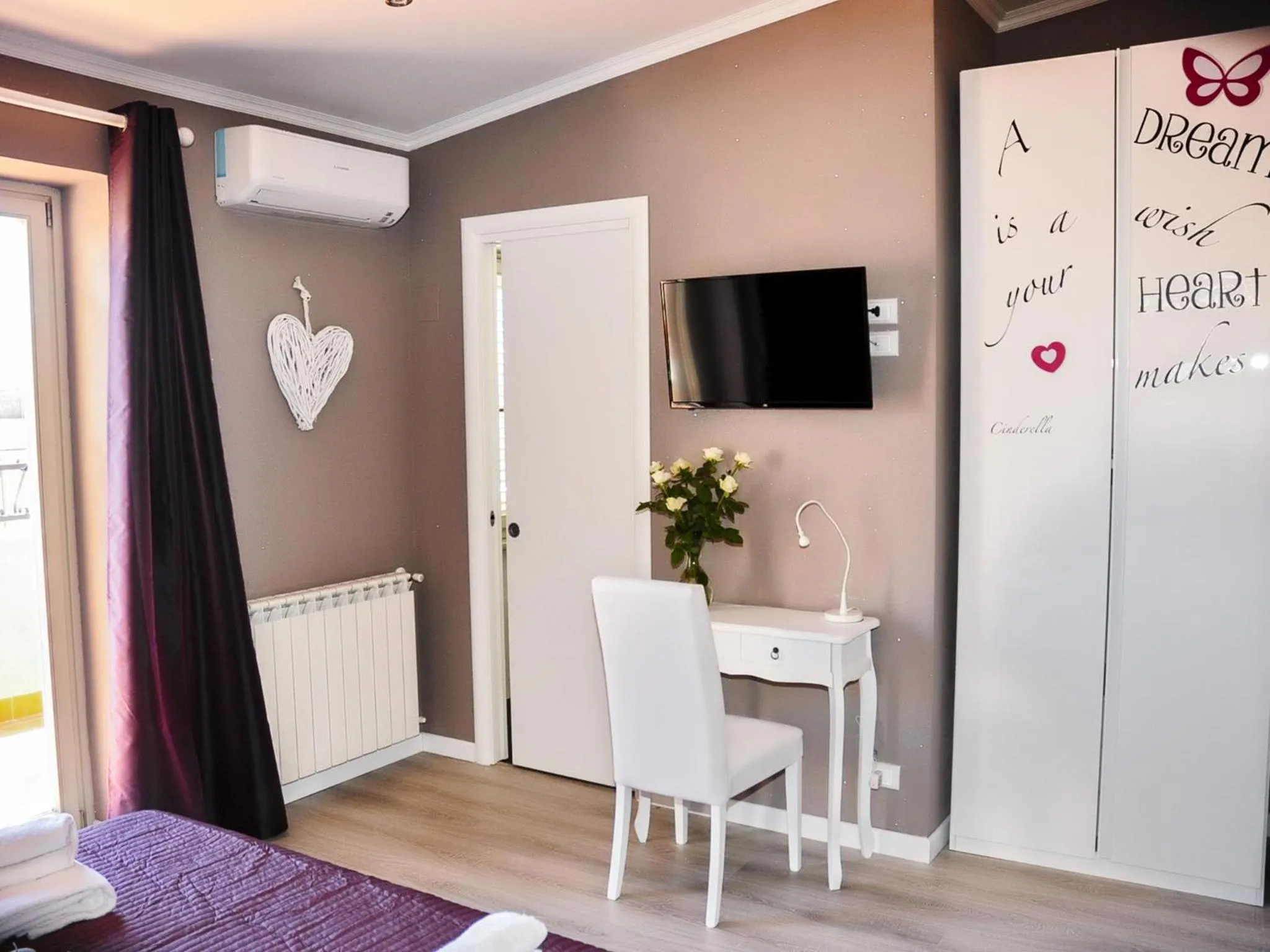 Photo of the whole room in Villa Erasi