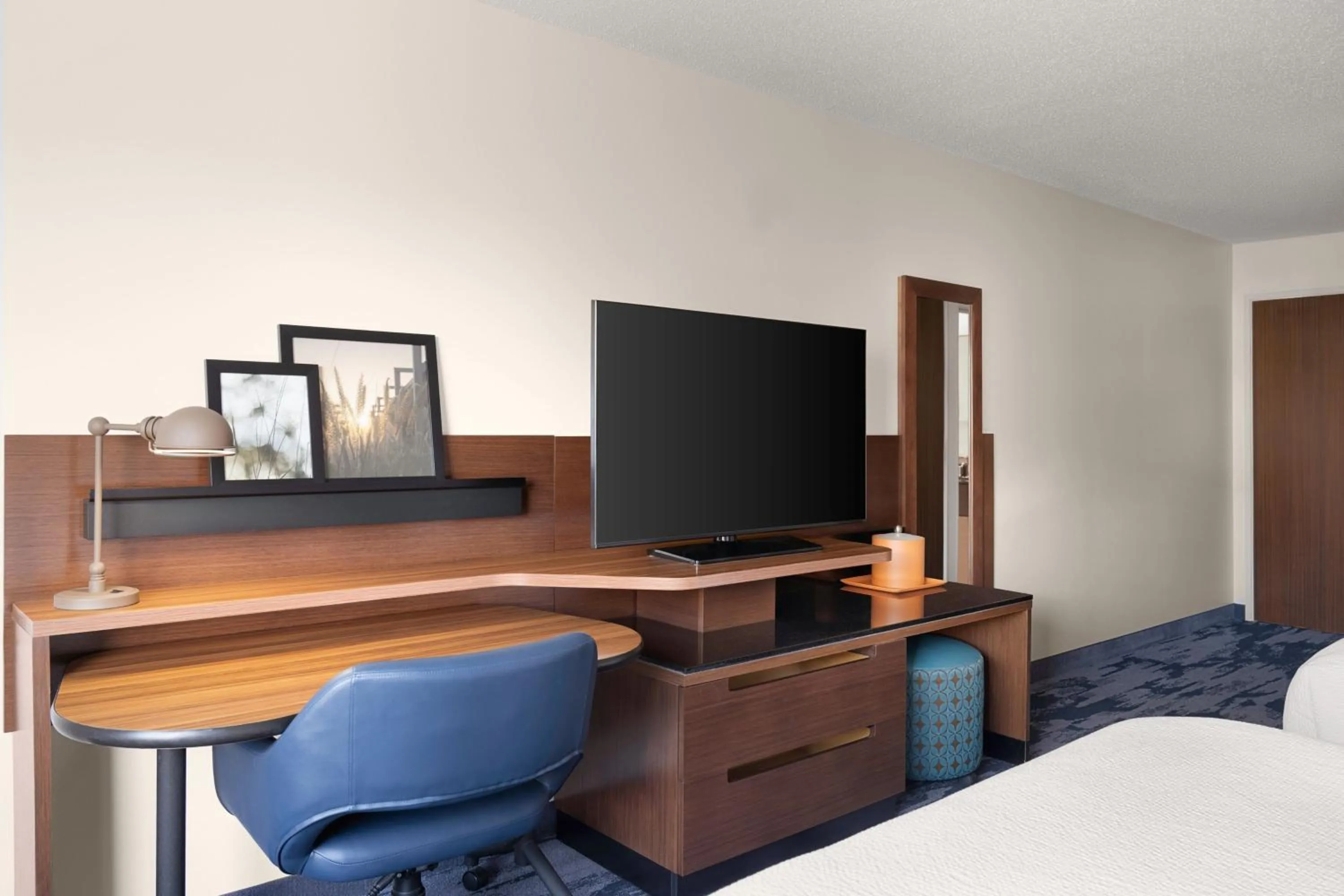 Photo of the whole room, Bed in Fairfield Inn & Suites Naperville/Aurora