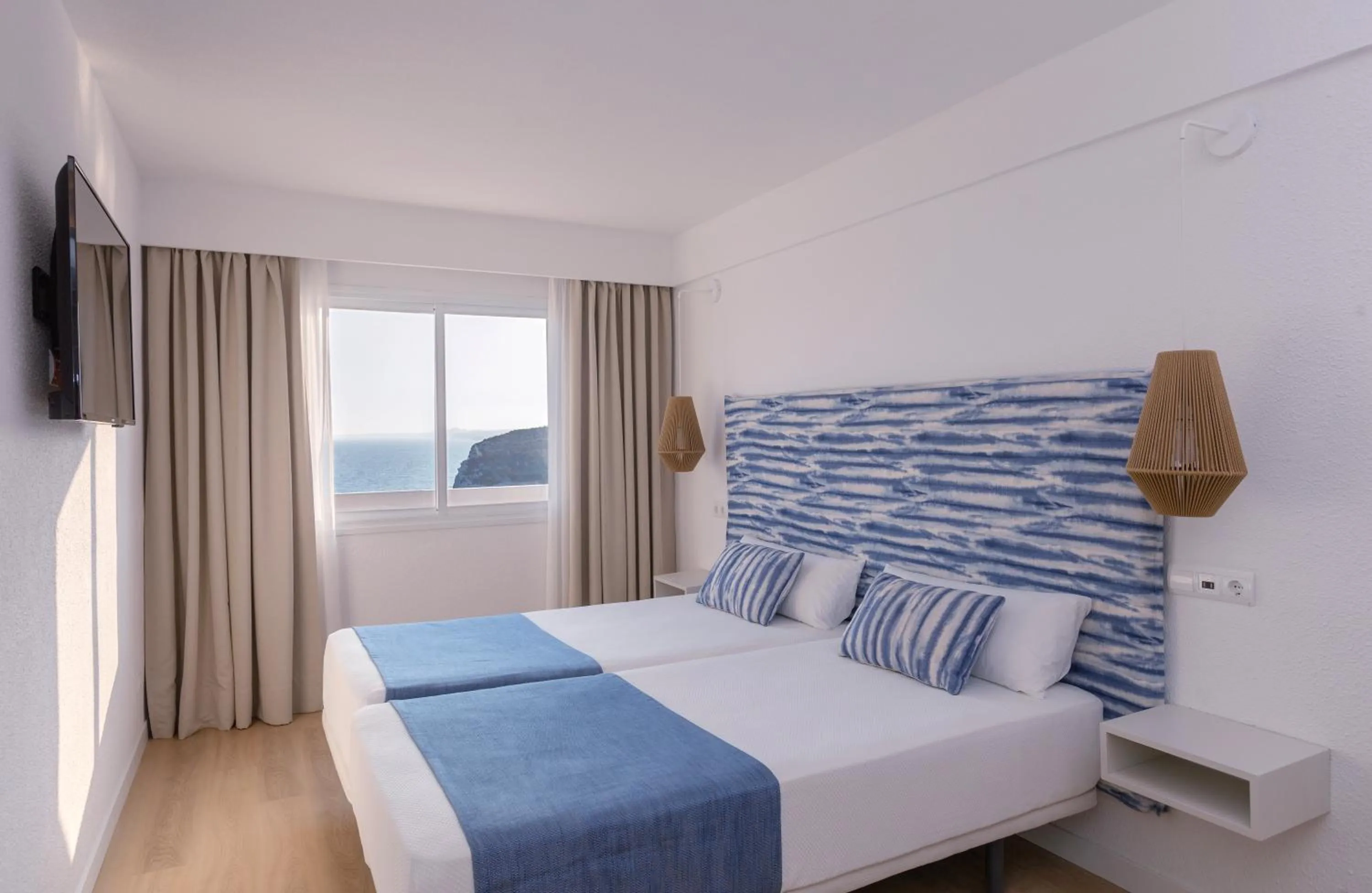 Photo of the whole room, Bed in Blau Punta Reina