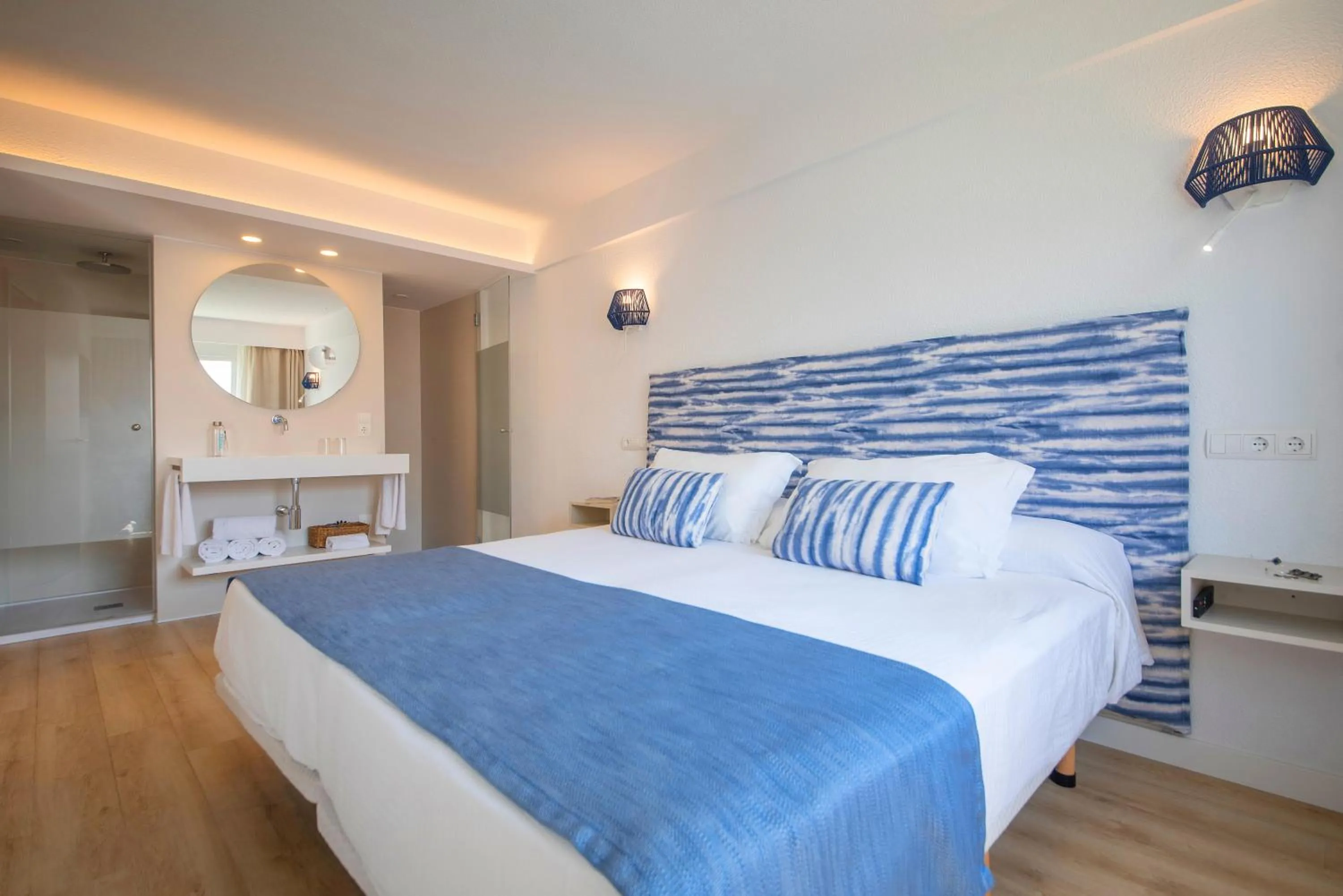 Bedroom, Bed in Blau Punta Reina