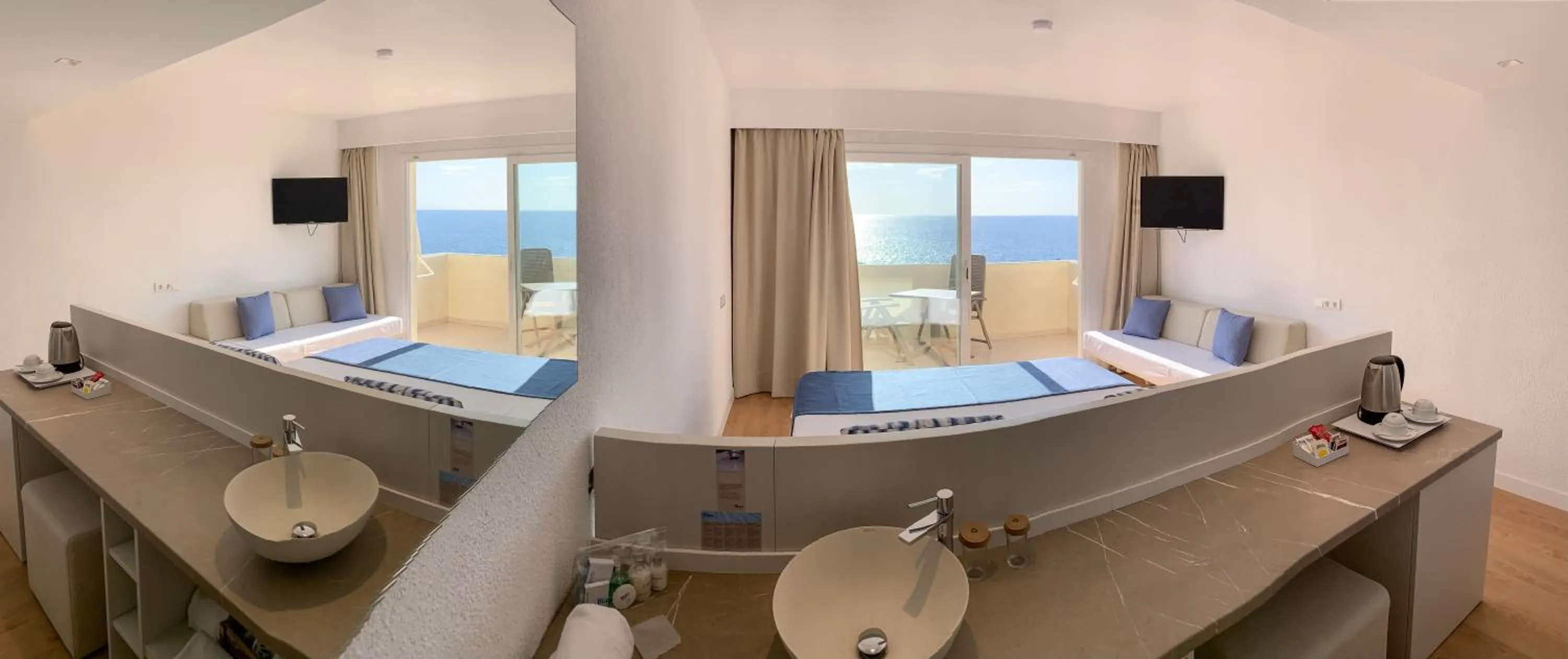 Sea view, Bed in Blau Punta Reina