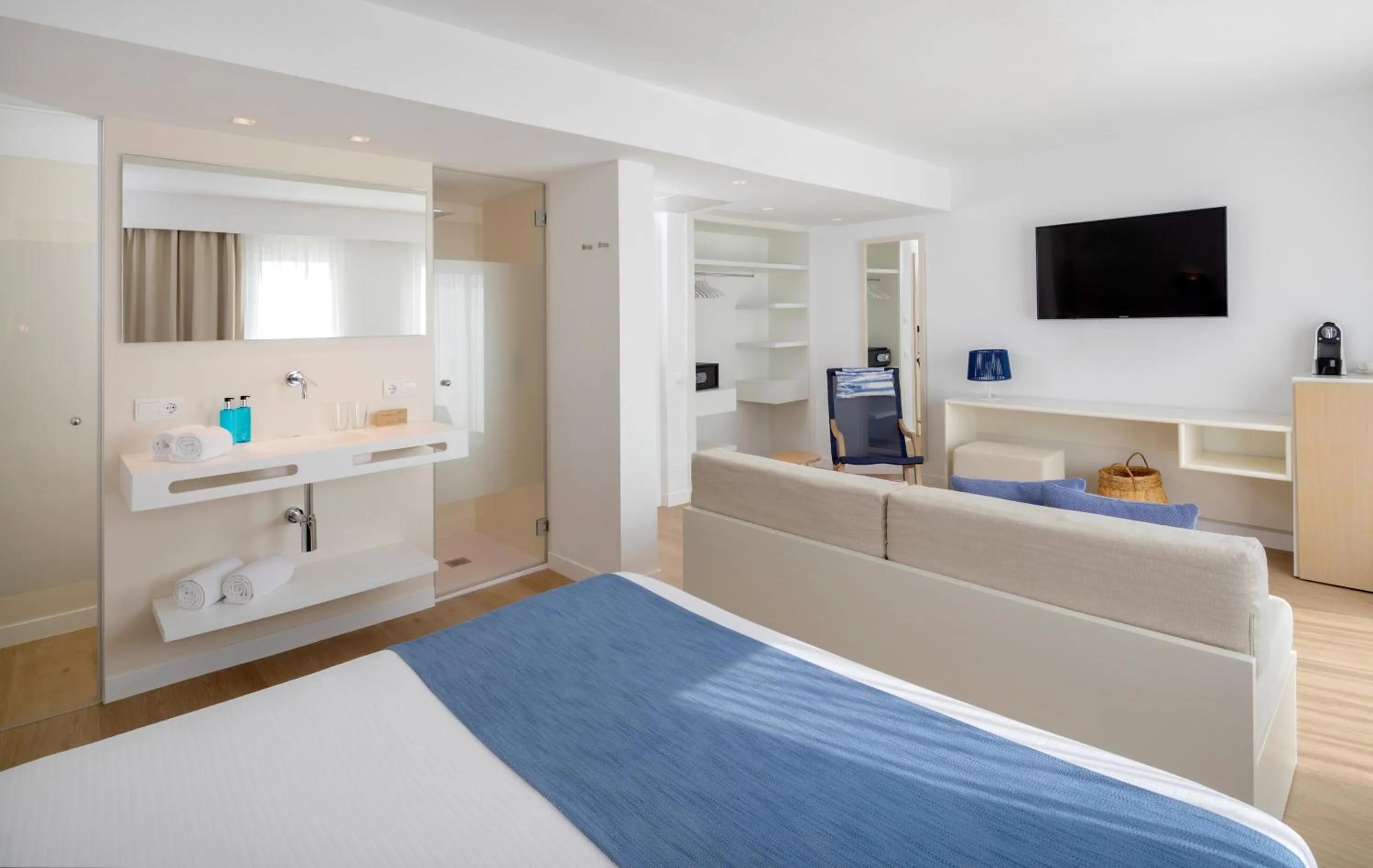 Photo of the whole room, Bed in Blau Punta Reina