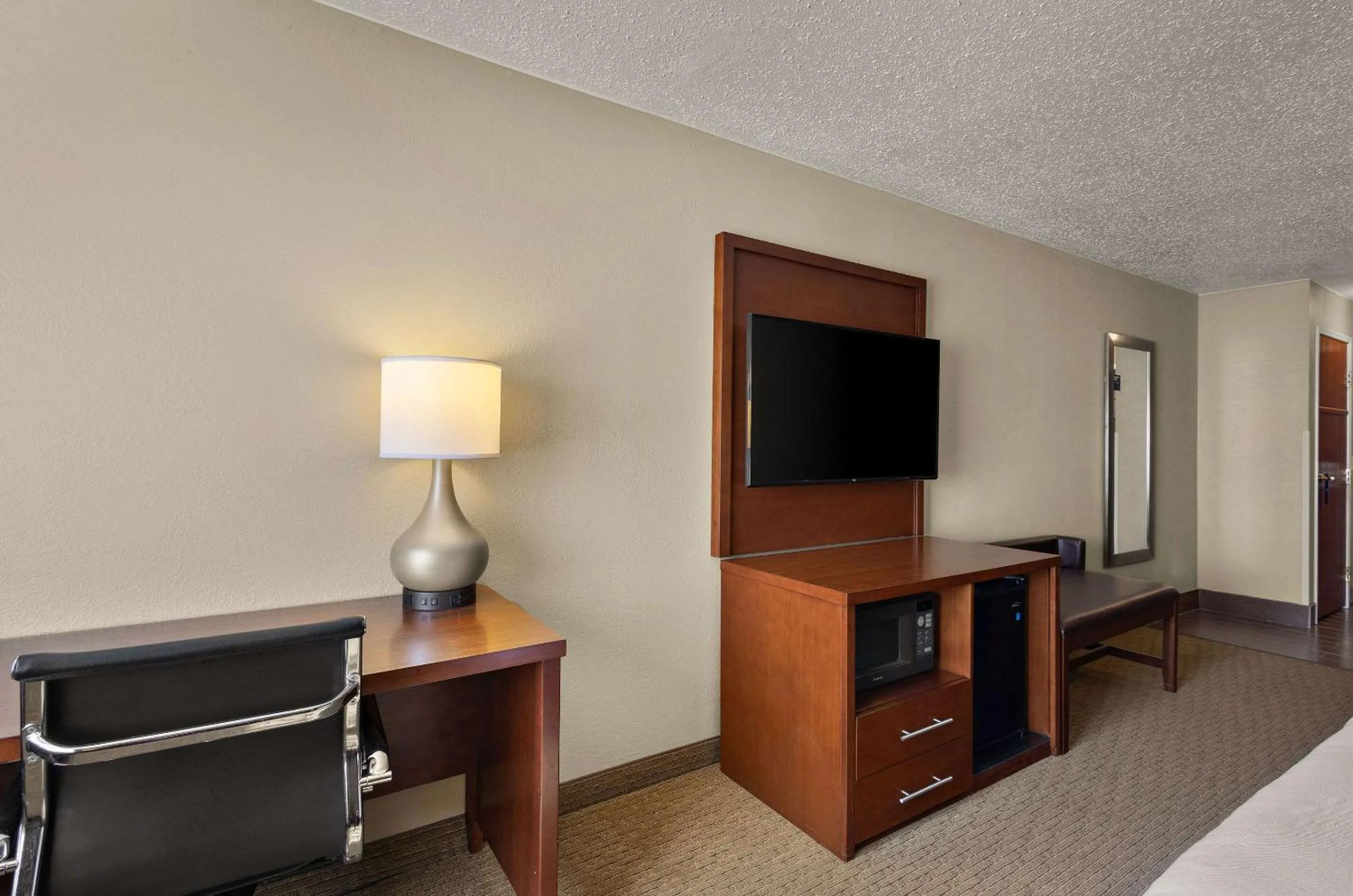 Bedroom in Comfort Inn Near Ouabache State Park
