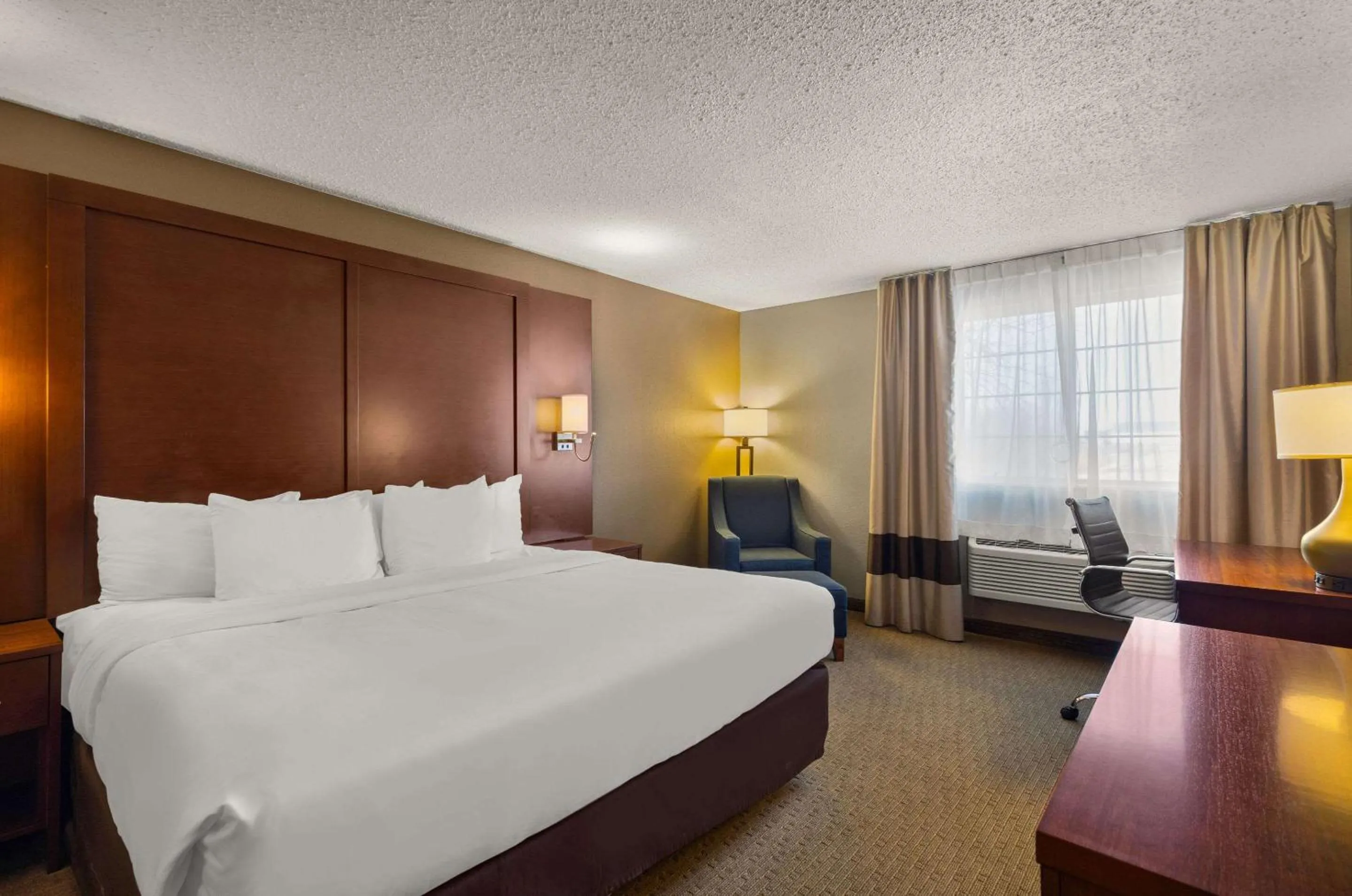 Bedroom, Bed in Comfort Inn Near Ouabache State Park