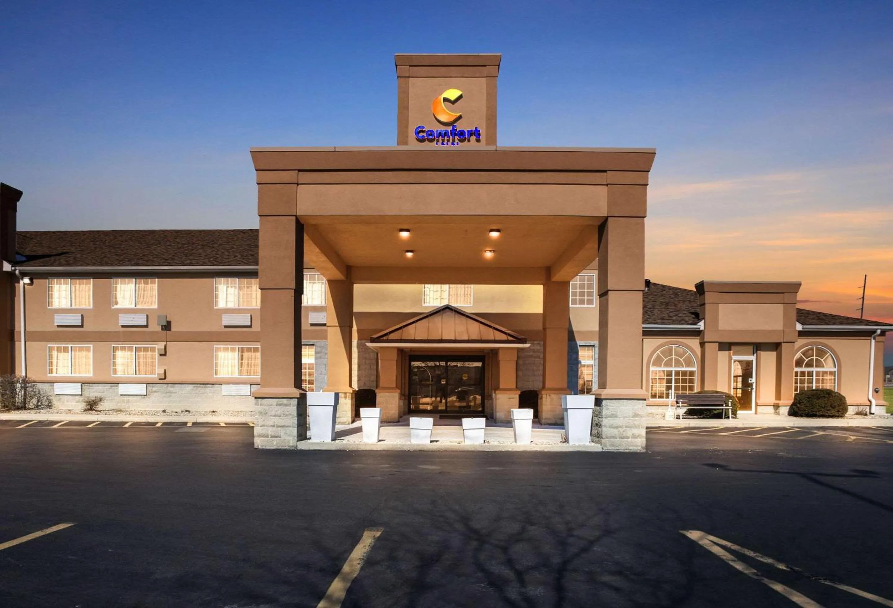 Property building in Comfort Inn Near Ouabache State Park