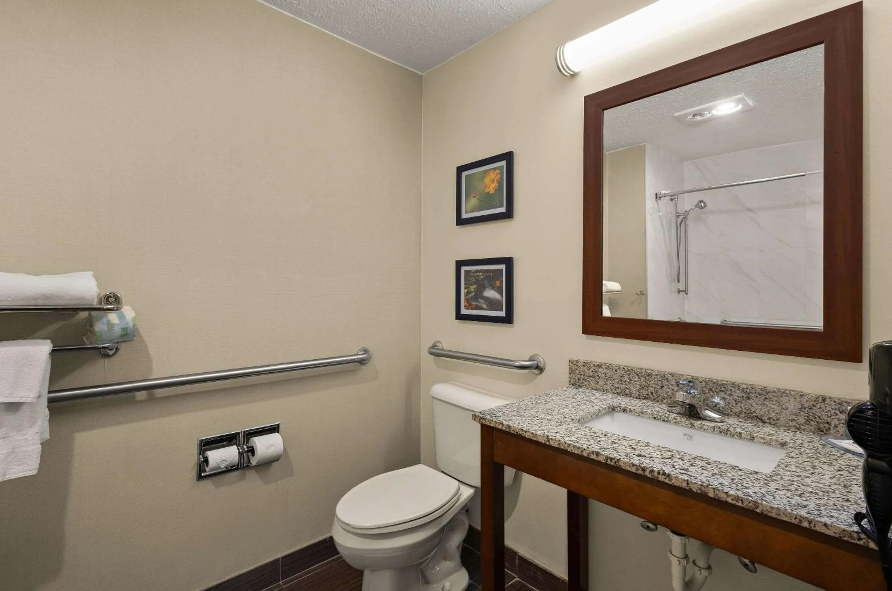 Bedroom in Comfort Inn Near Ouabache State Park