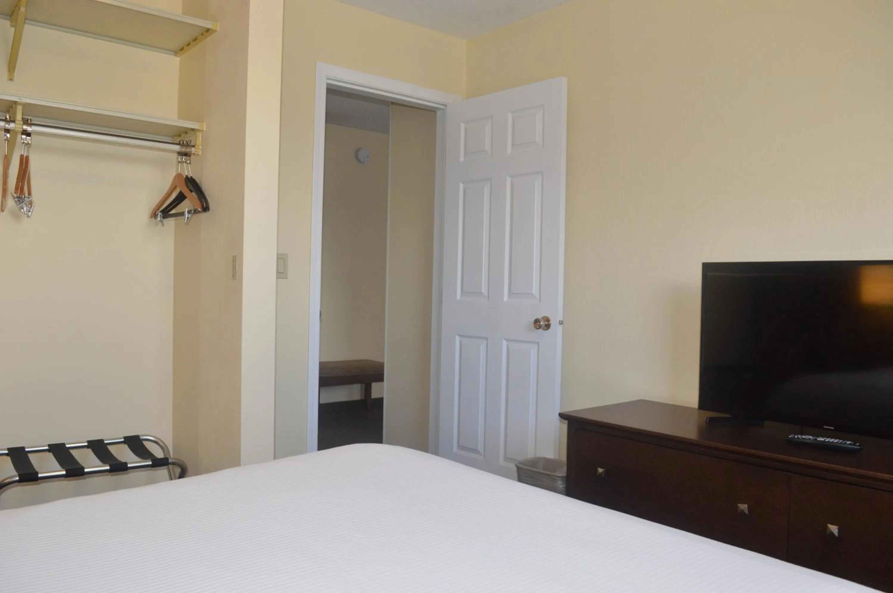 Bedroom, Bed in Siesta Suites