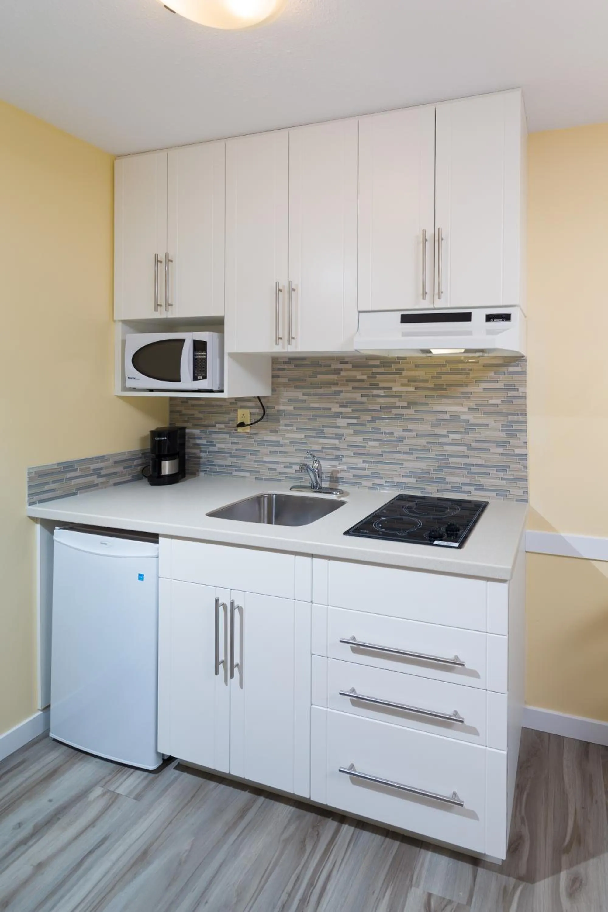 Kitchen or kitchenette in Siesta Suites