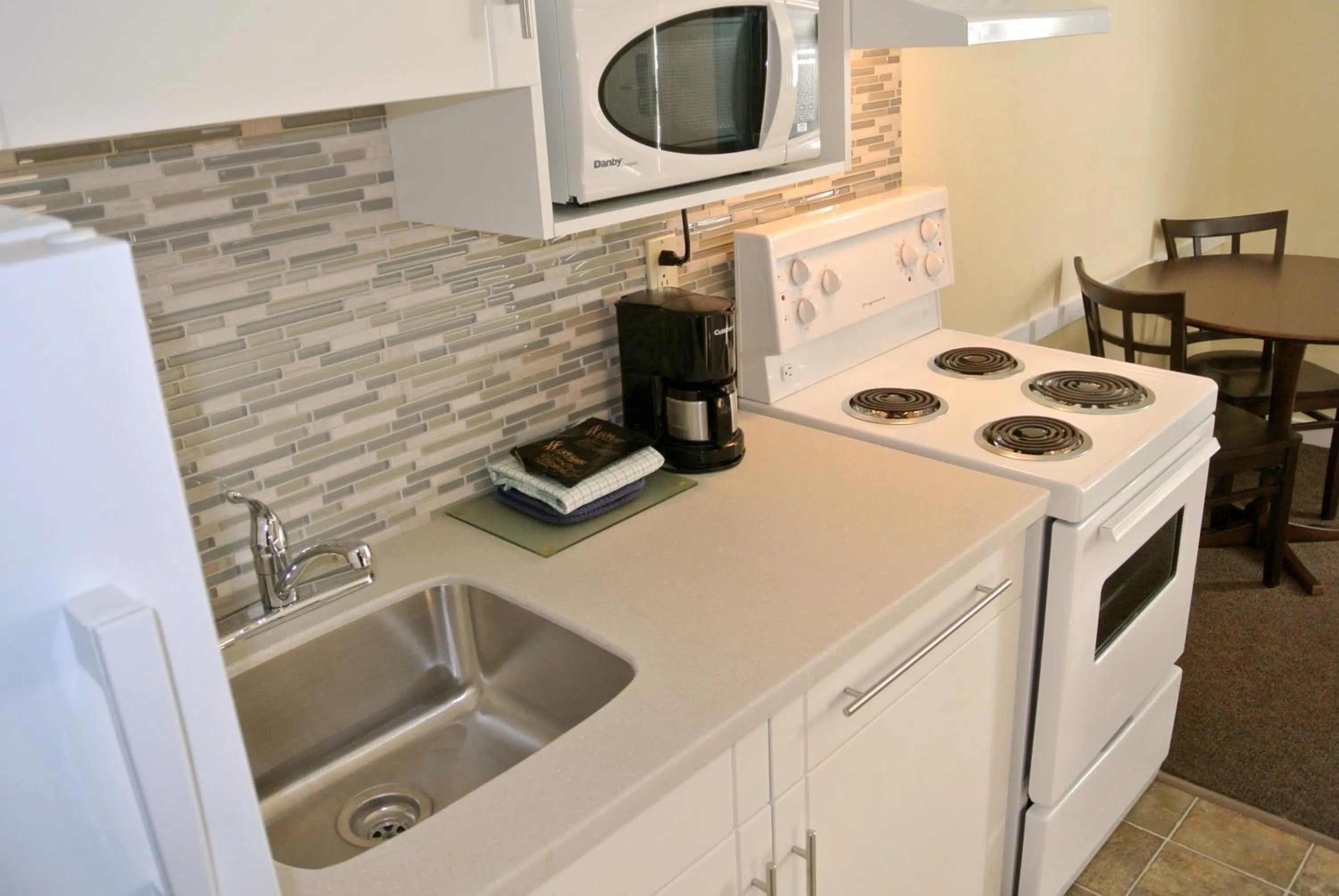 Kitchen or kitchenette in Siesta Suites