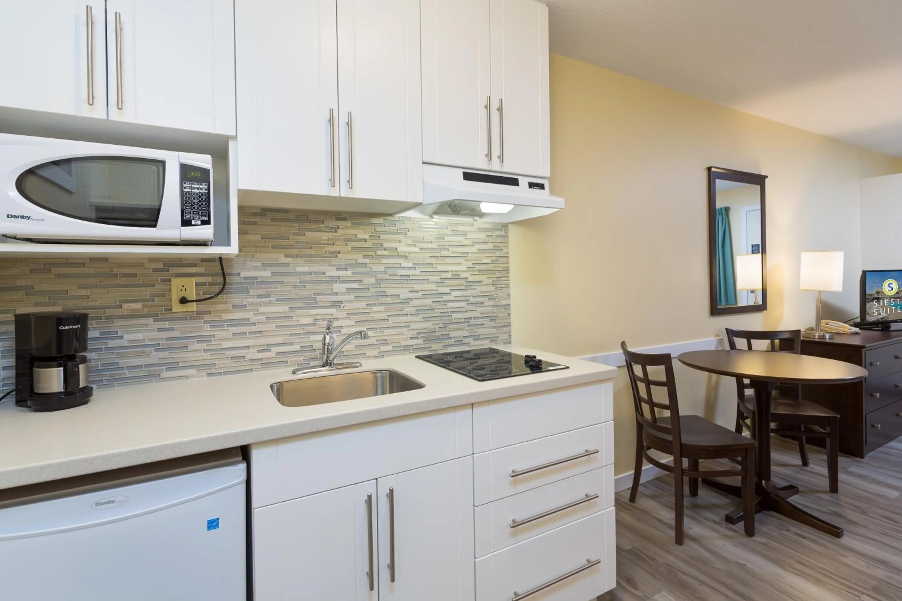 Kitchen or kitchenette in Siesta Suites