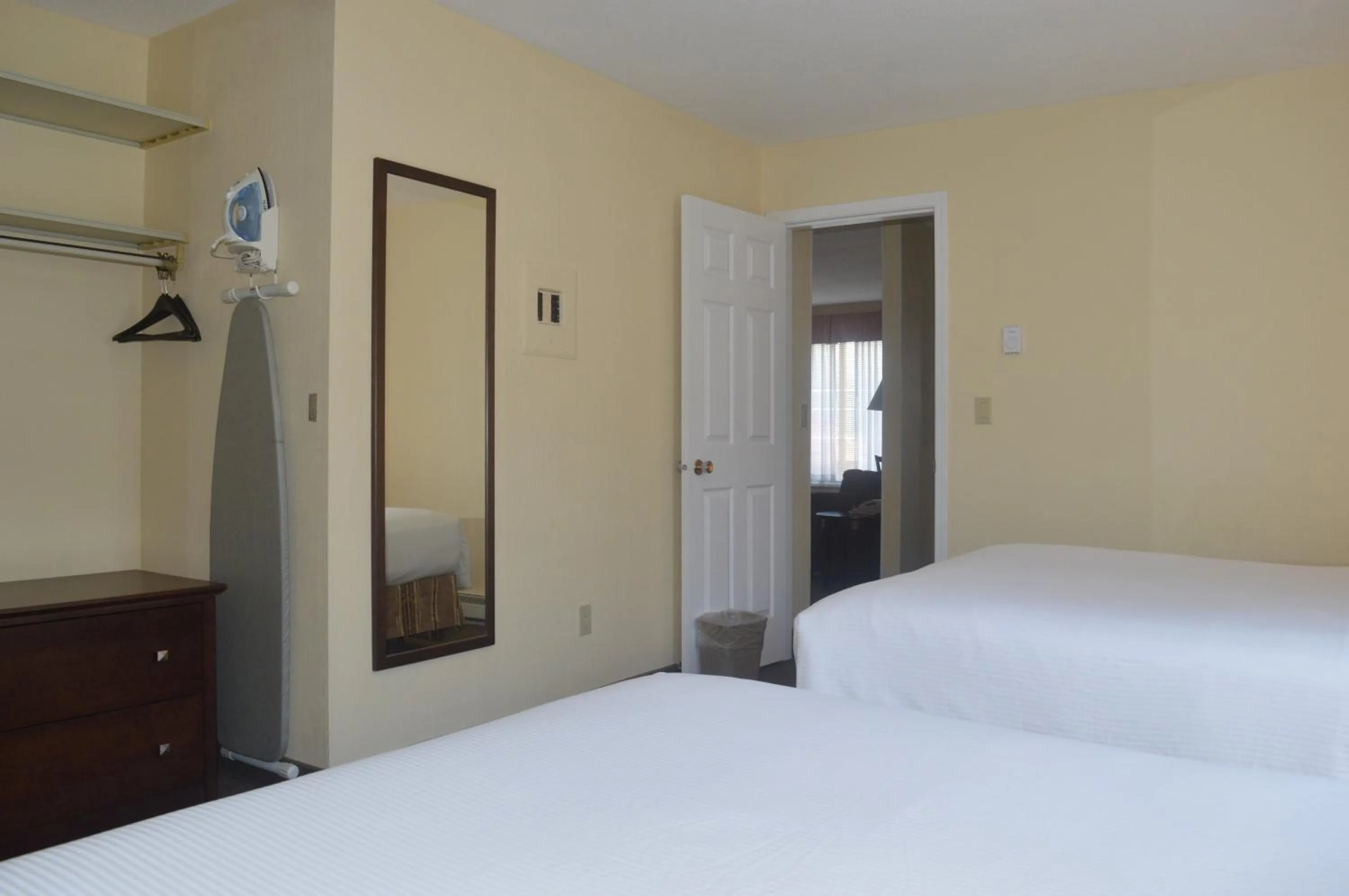 Bedroom, Bed in Siesta Suites