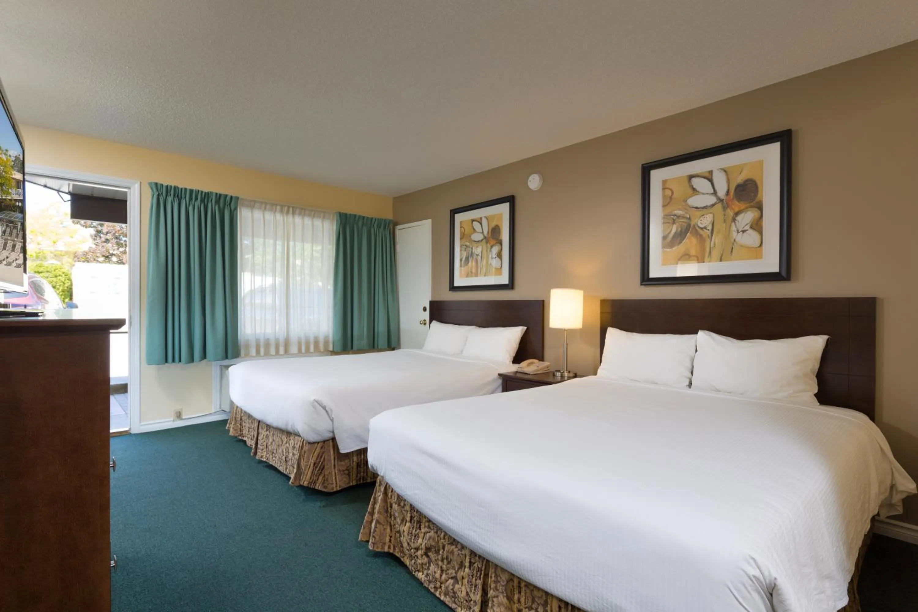 Photo of the whole room, Bed in Siesta Suites