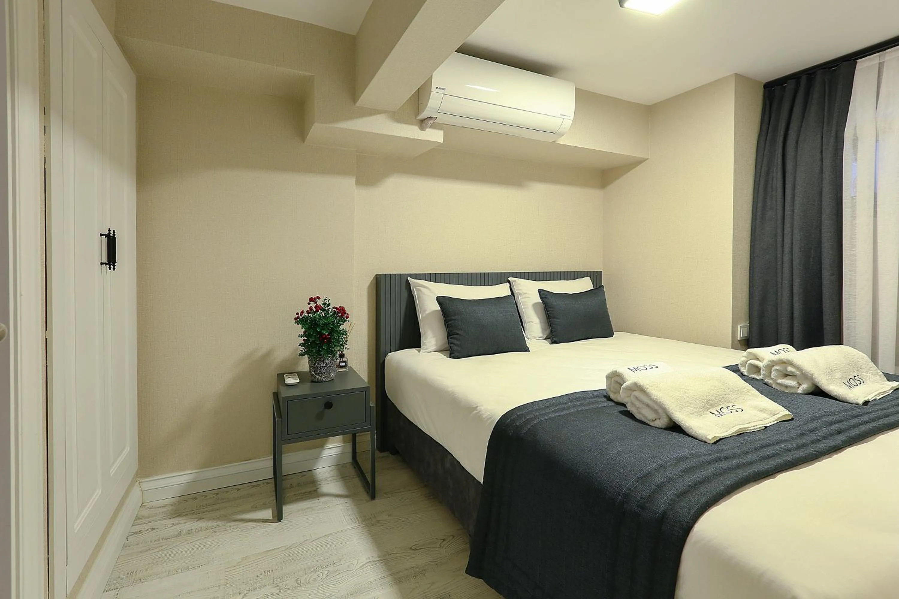 Bedroom, Bed in Moss Suites Hotel