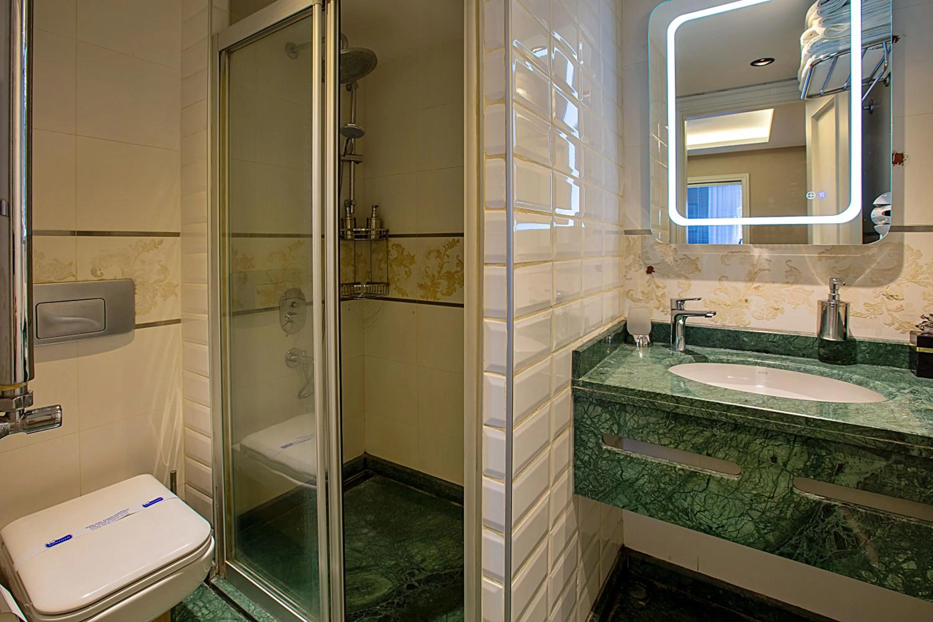 Shower in Moss Suites Hotel