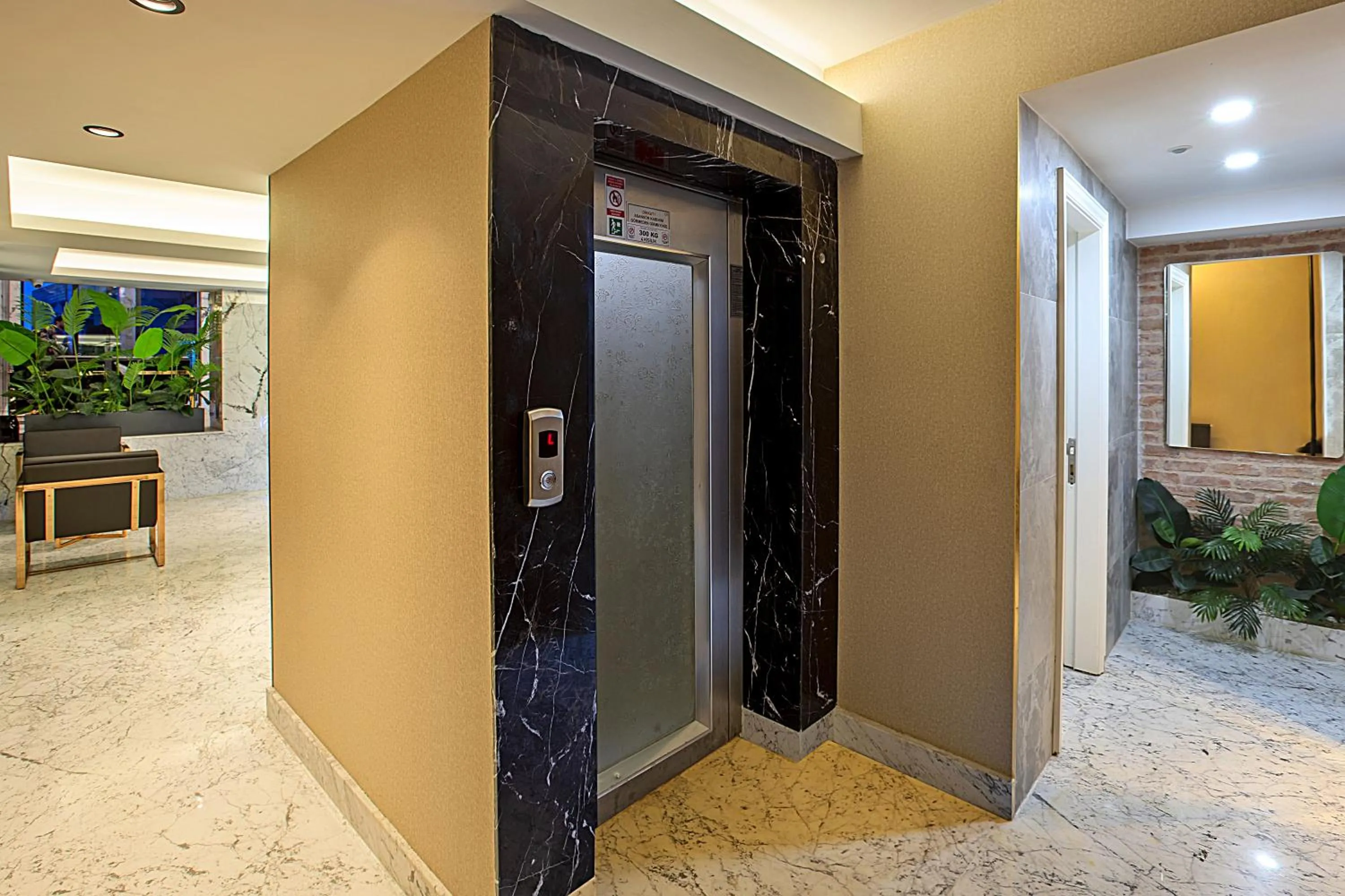 elevator in Moss Suites Hotel