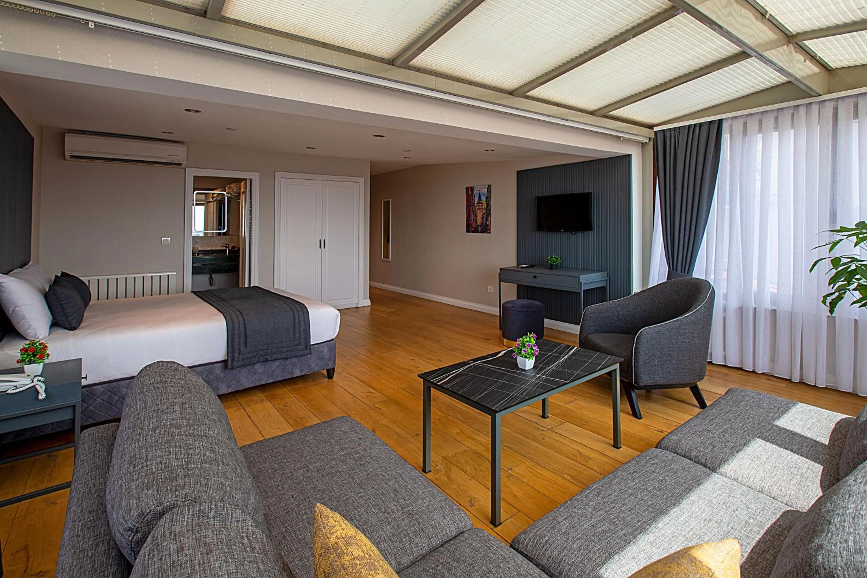 Communal lounge/ TV room in Moss Suites Hotel