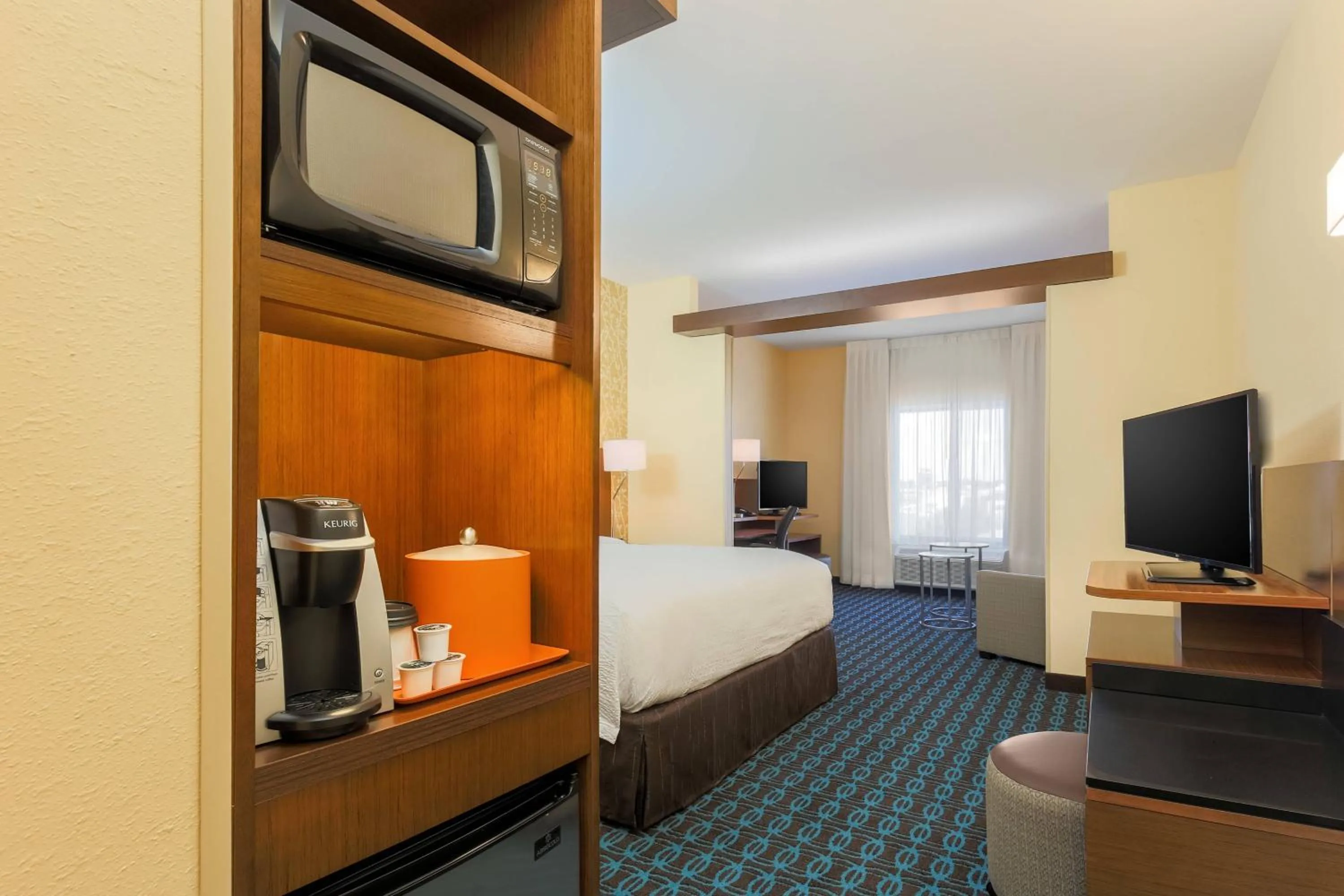 Photo of the whole room, Bed in Fairfield Inn & Suites by Marriott Alexandria