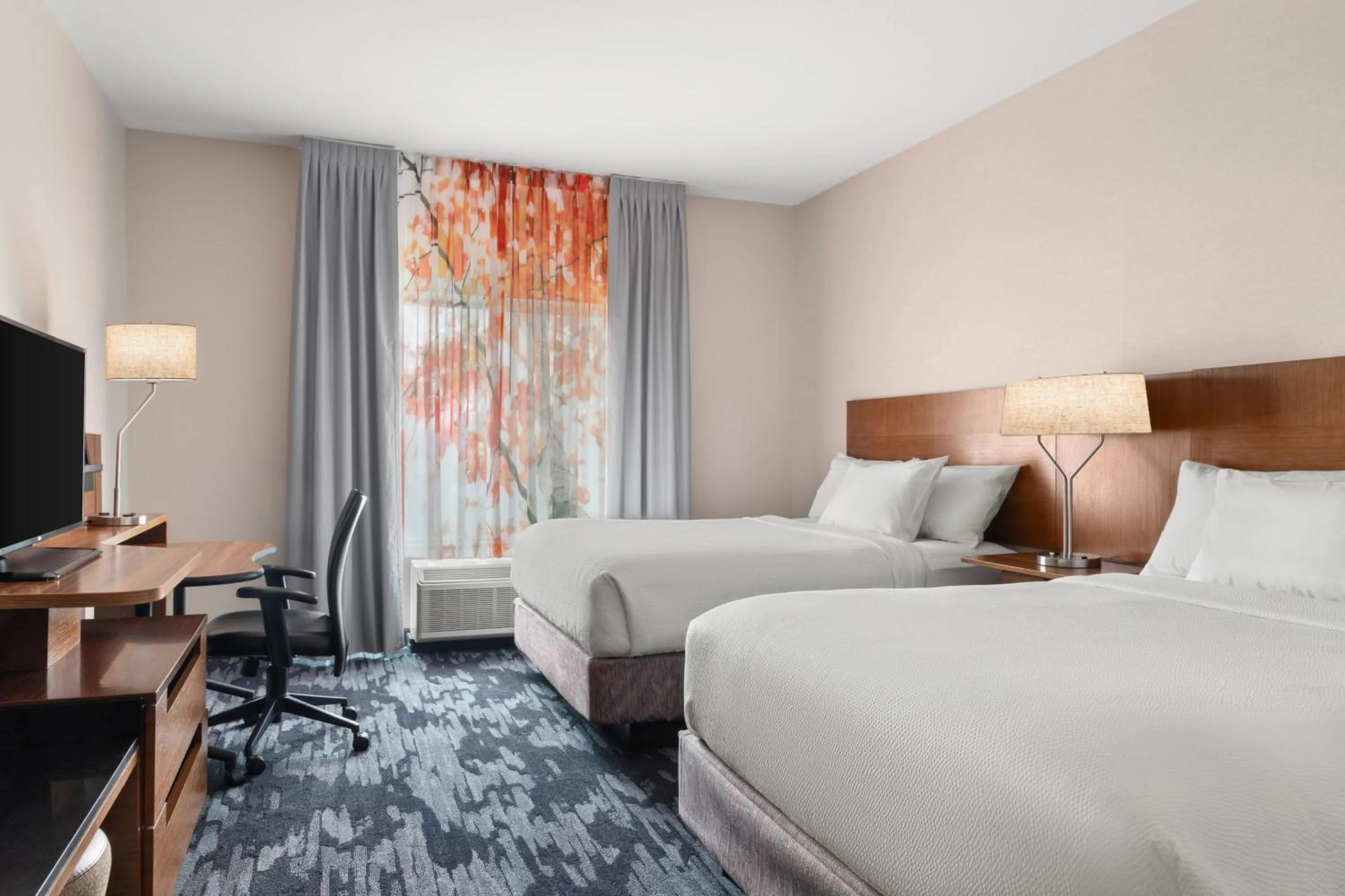 Photo of the whole room, Bed in Fairfield Inn & Suites by Marriott Alexandria