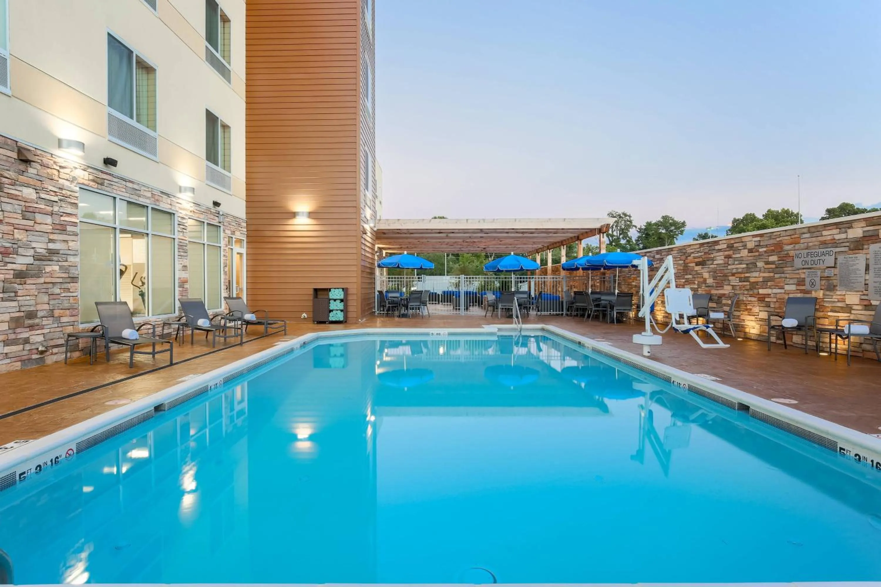 Swimming pool in Fairfield Inn & Suites by Marriott Alexandria