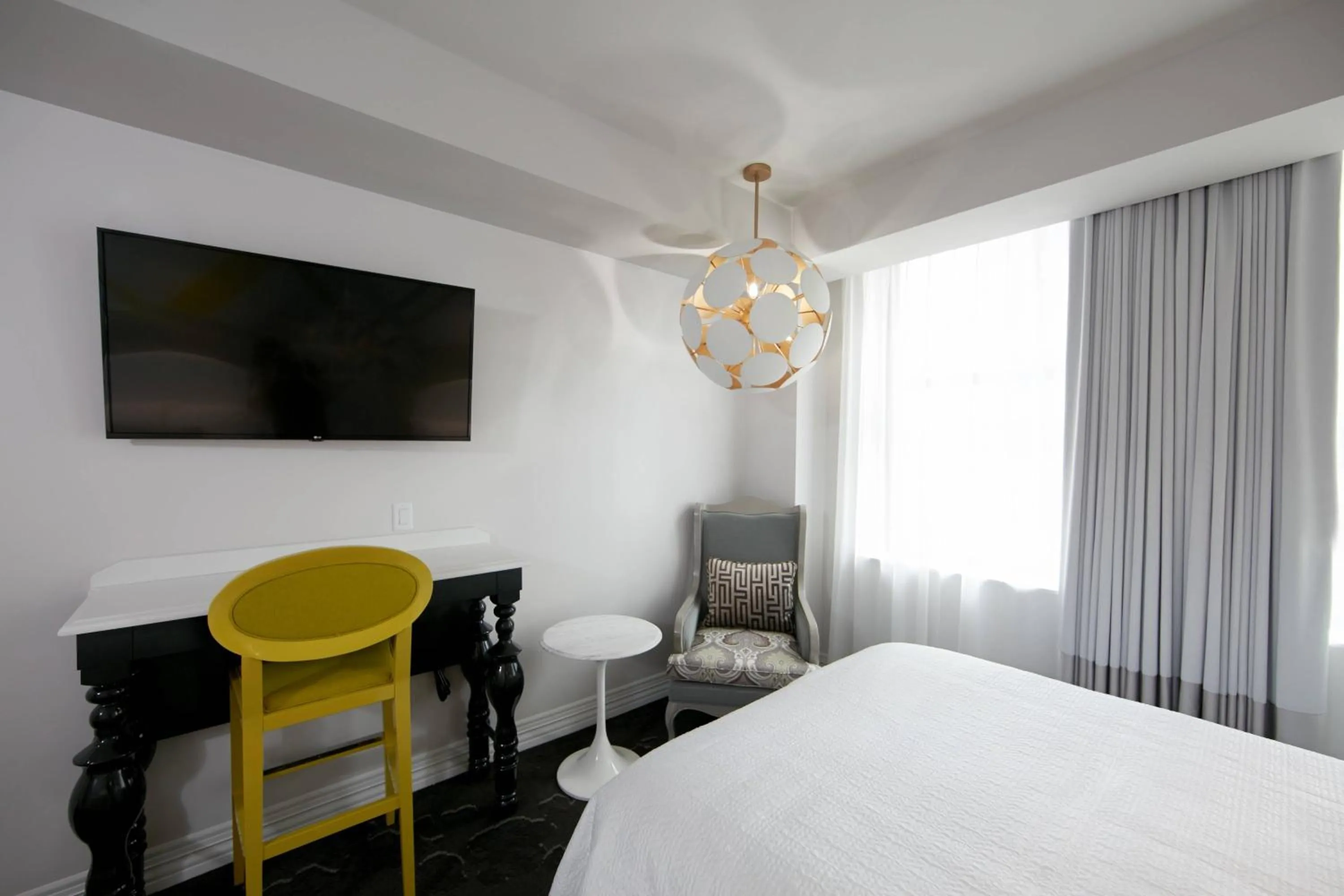 Photo of the whole room, Bed in Elyton Hotel, Autograph Collection