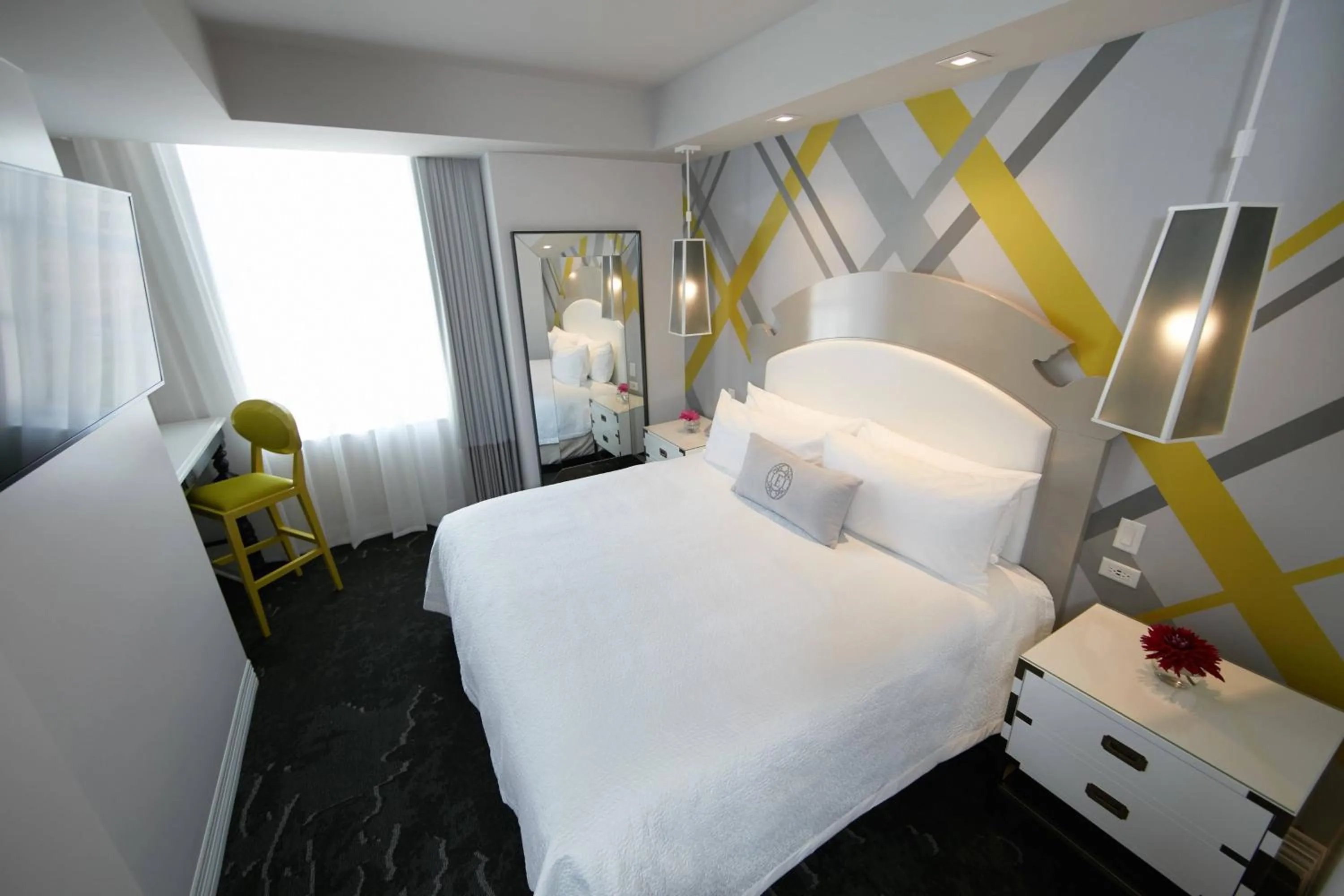 Photo of the whole room, Bed in Elyton Hotel, Autograph Collection