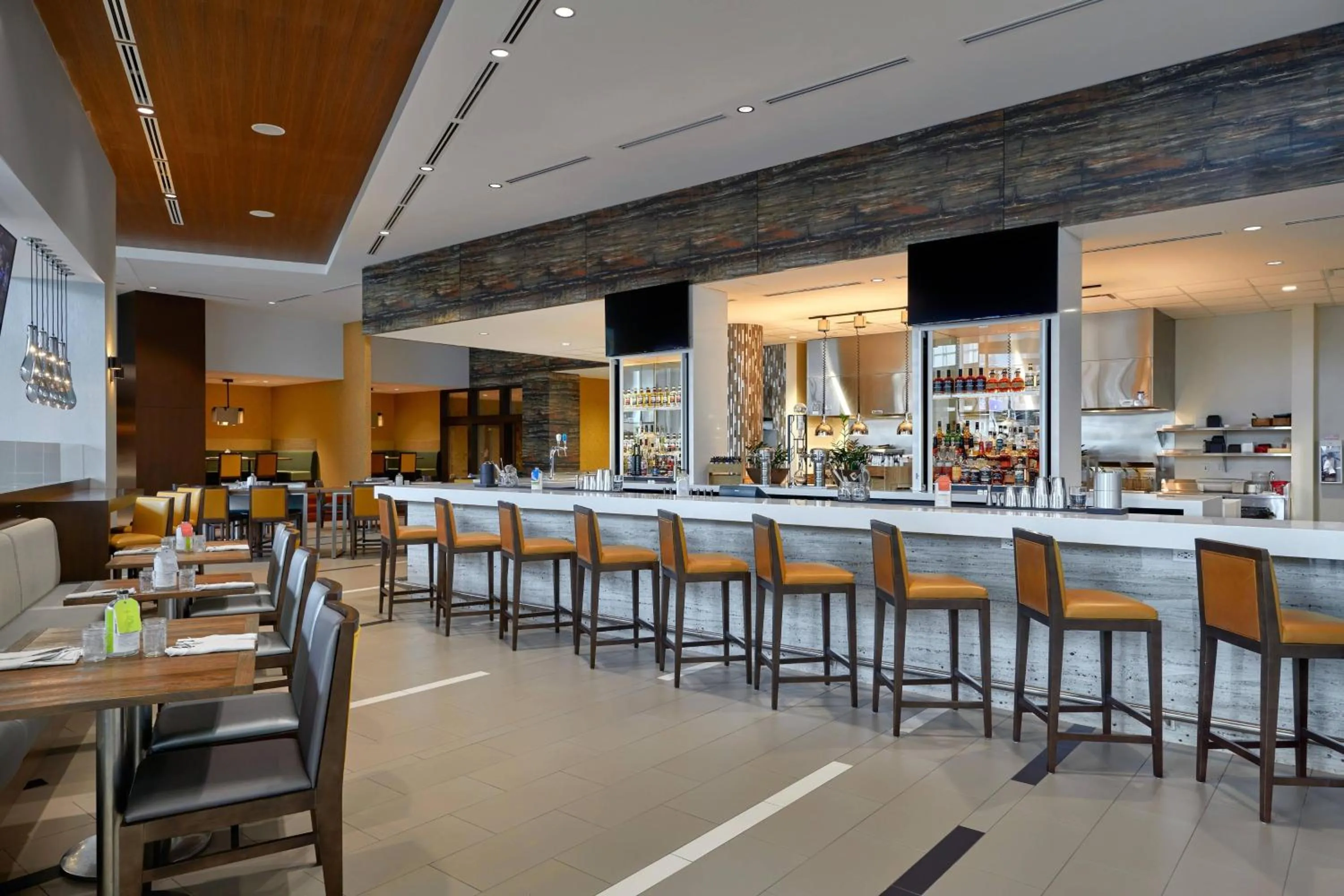 Lounge or bar in Calgary Airport Marriott In-Terminal Hotel