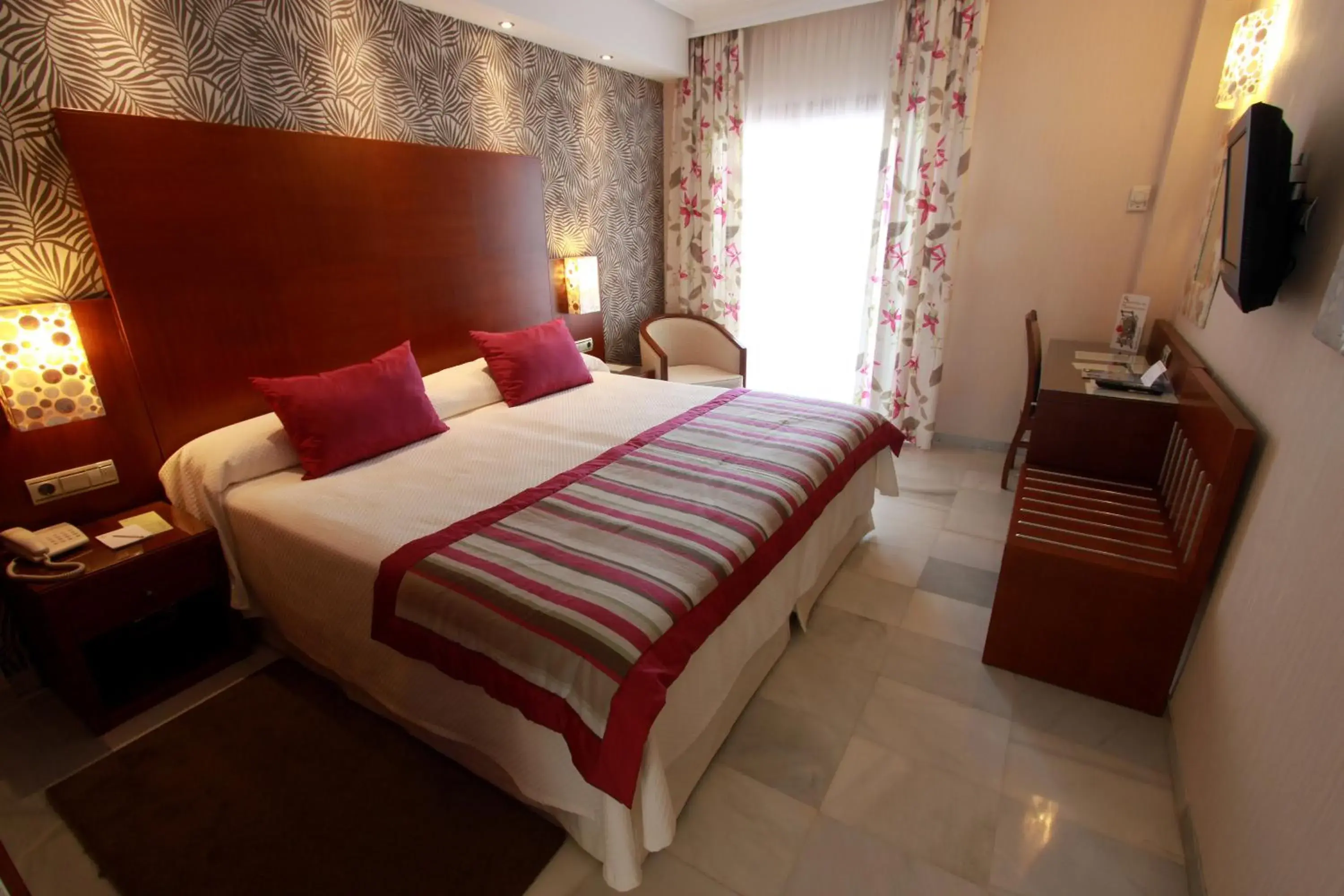 Twin Room with Extra Bed with Sea View and Balcony in Hotel Balcón de Europa Twin Room with Extra Bed with Sea View and Balcony in Hotel Balcón de Europa