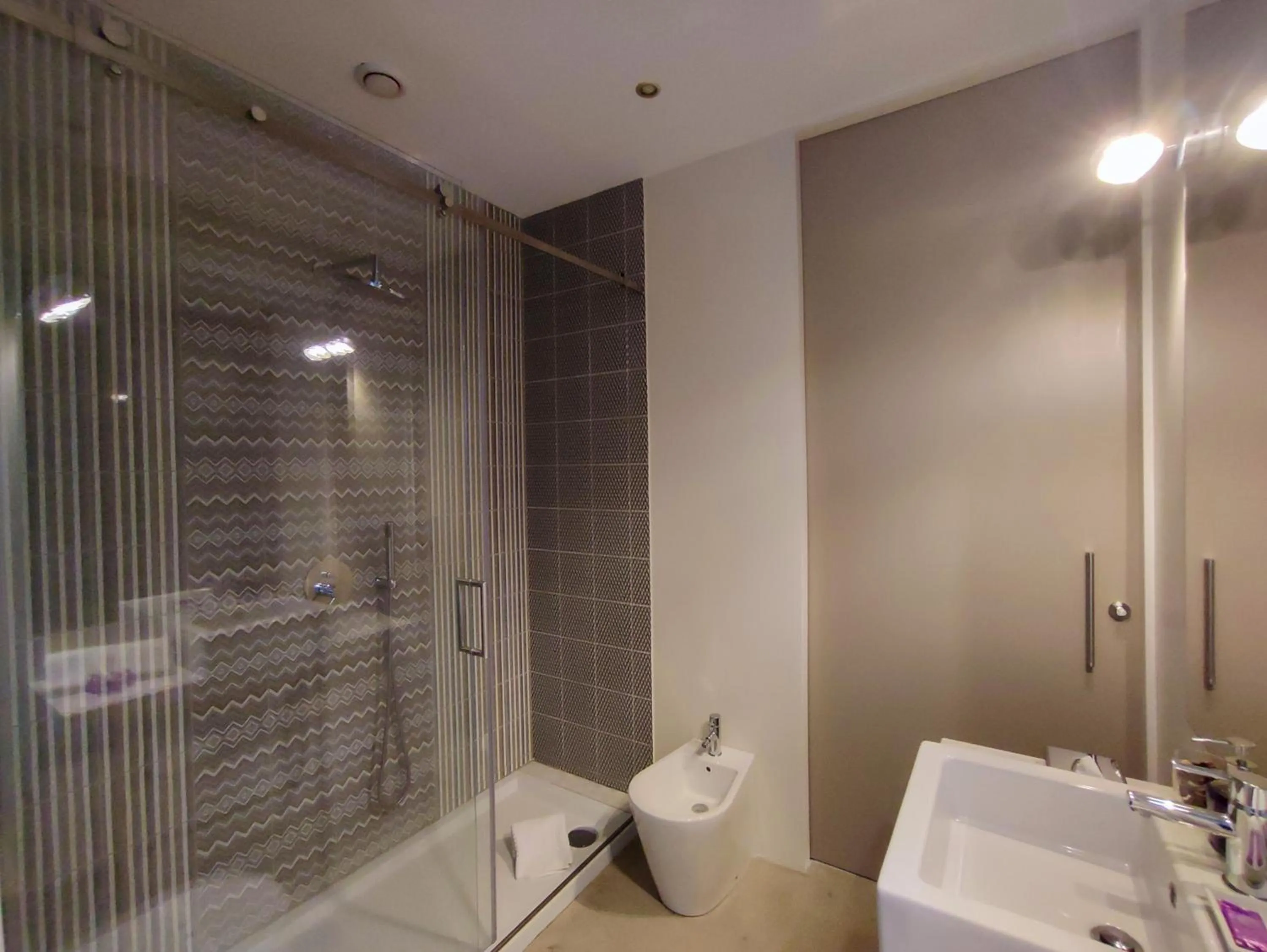 Toilet in Charm Palace Porto