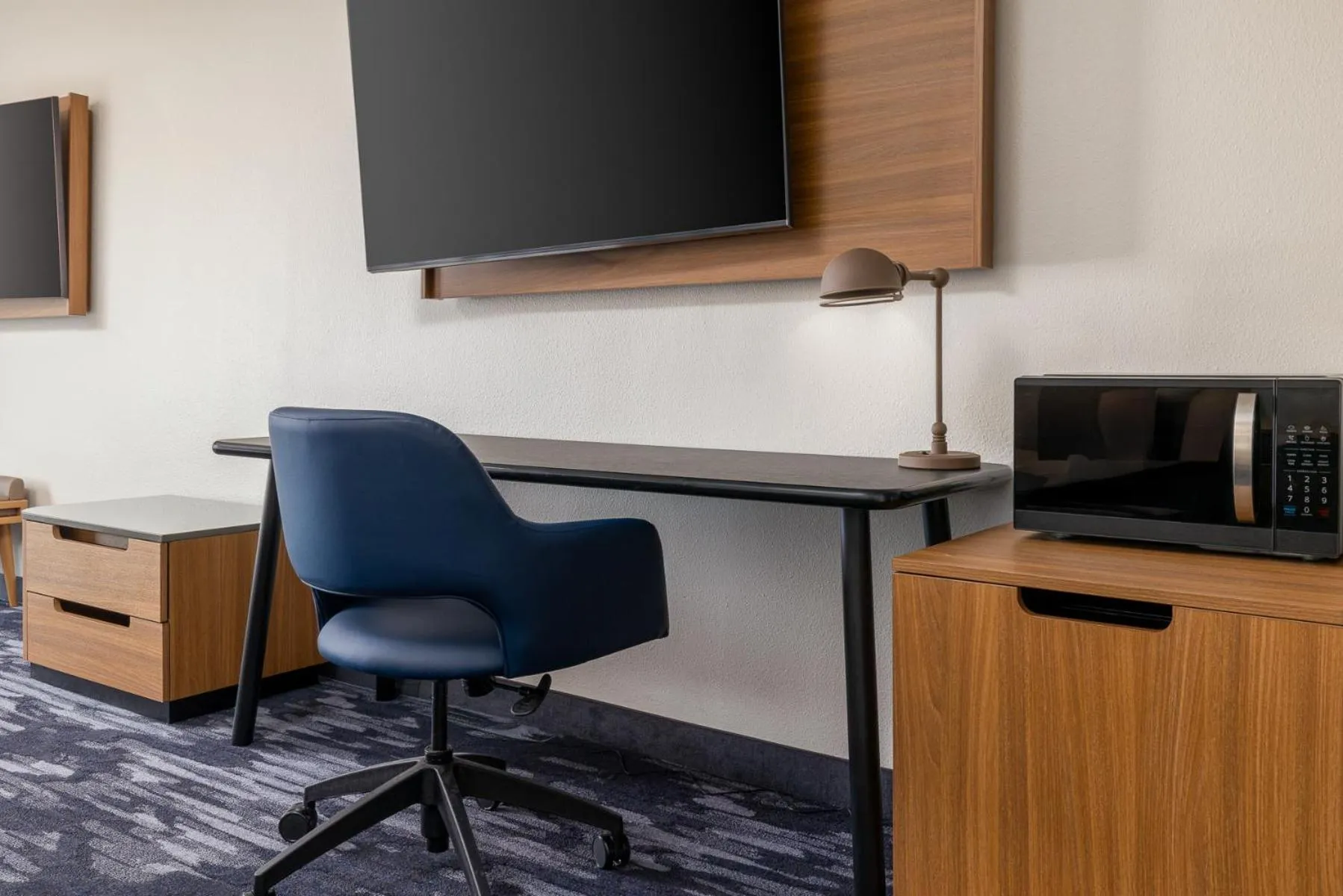 TV and multimedia in Fairfield Inn and Suites by Marriott Cincinnati Eastgate