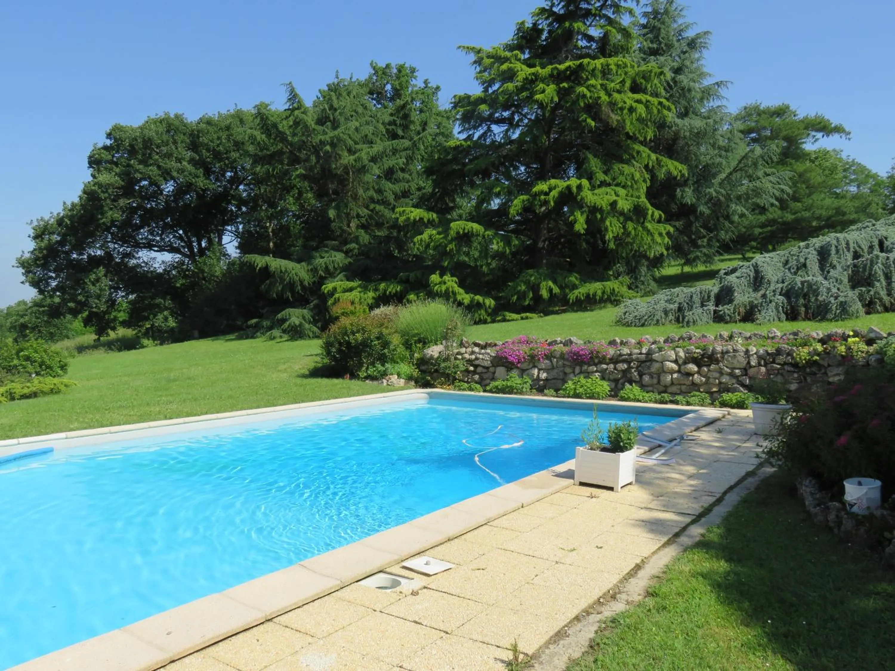 Garden view in Les 4 Eléments St Emilion
