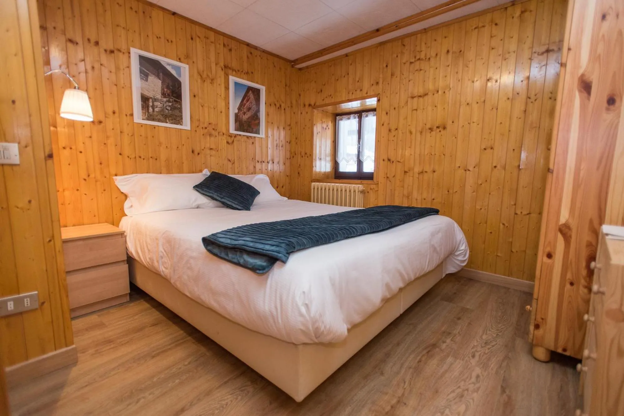 Photo of the whole room, Bed in Hotel Signal