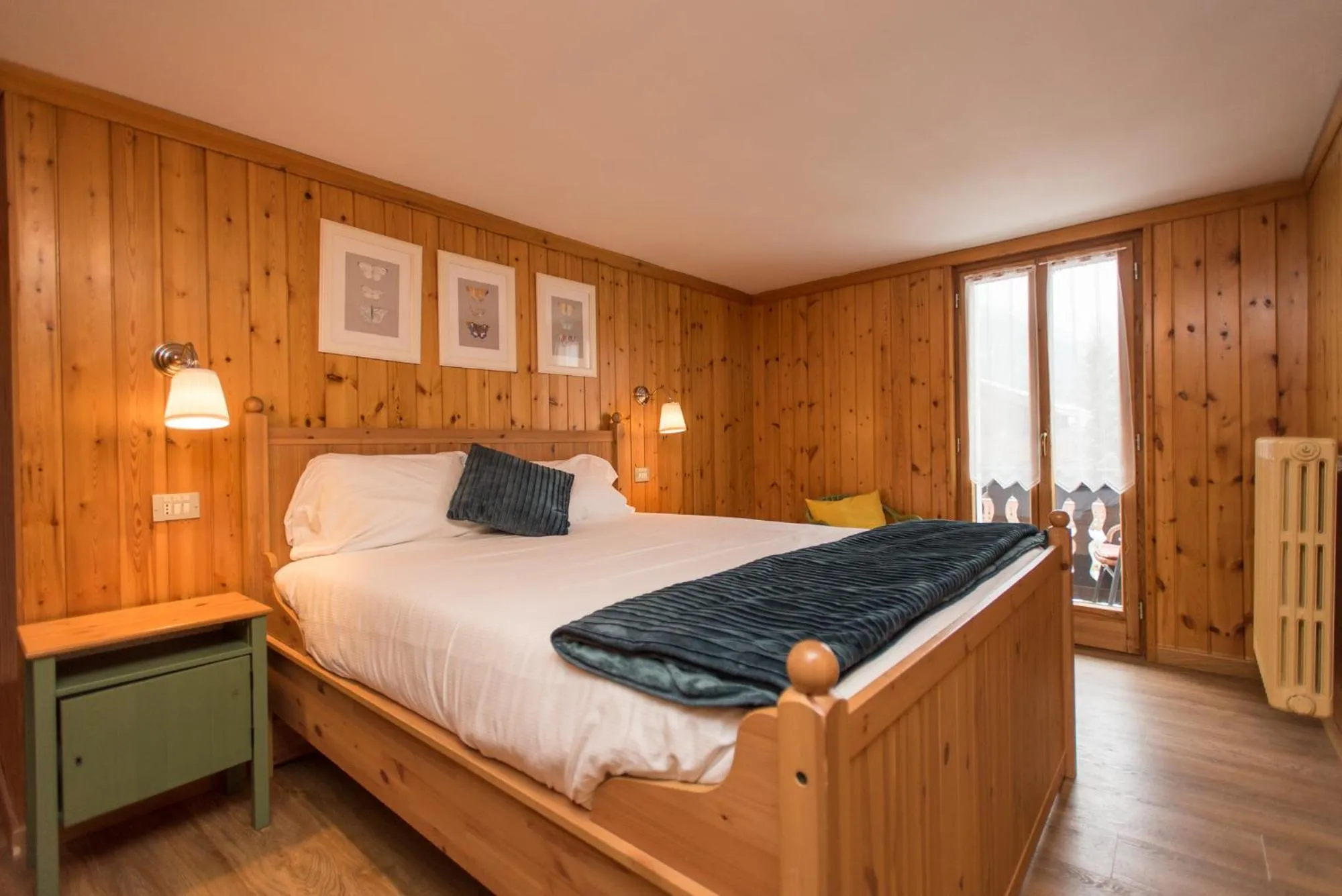 Photo of the whole room, Bed in Hotel Signal