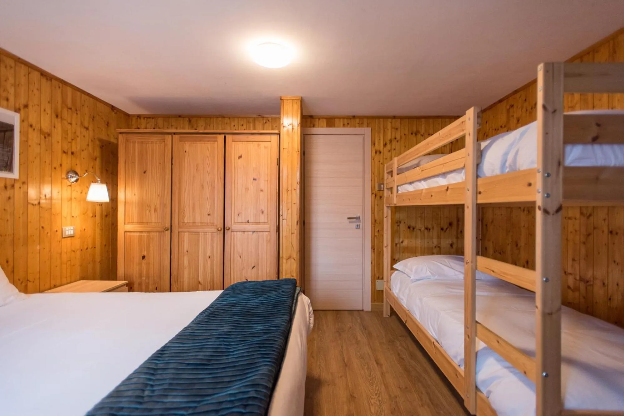 bunk bed, Bed in Hotel Signal