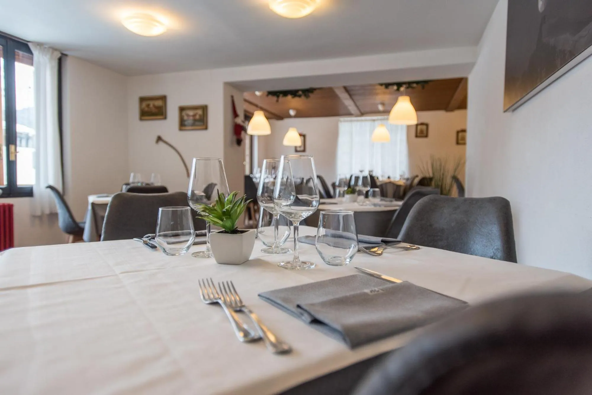 Restaurant/places to eat in Hotel Signal