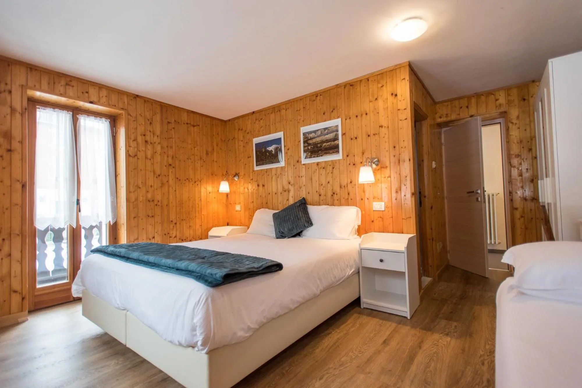 Photo of the whole room, Bed in Hotel Signal