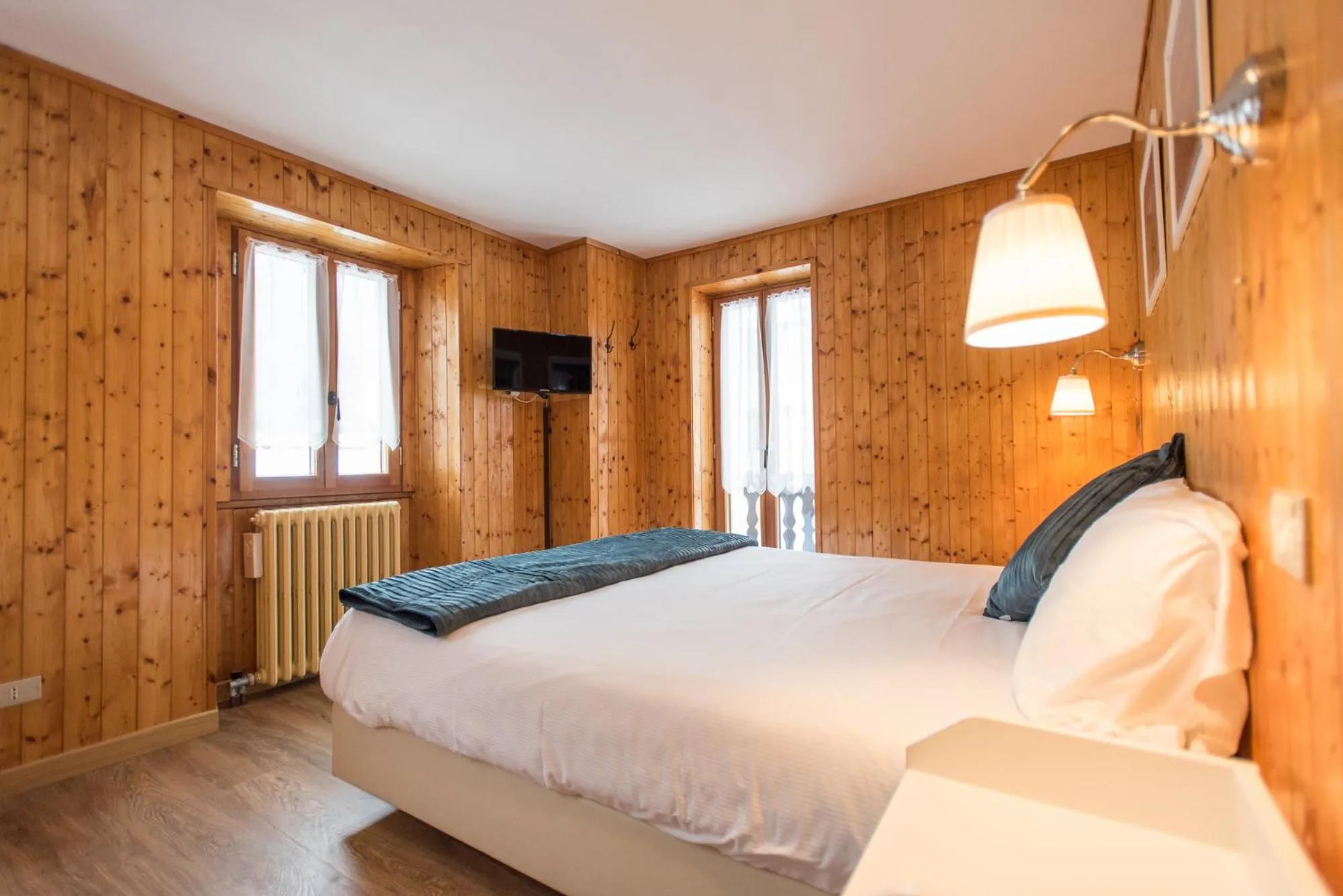 Photo of the whole room, Bed in Hotel Signal