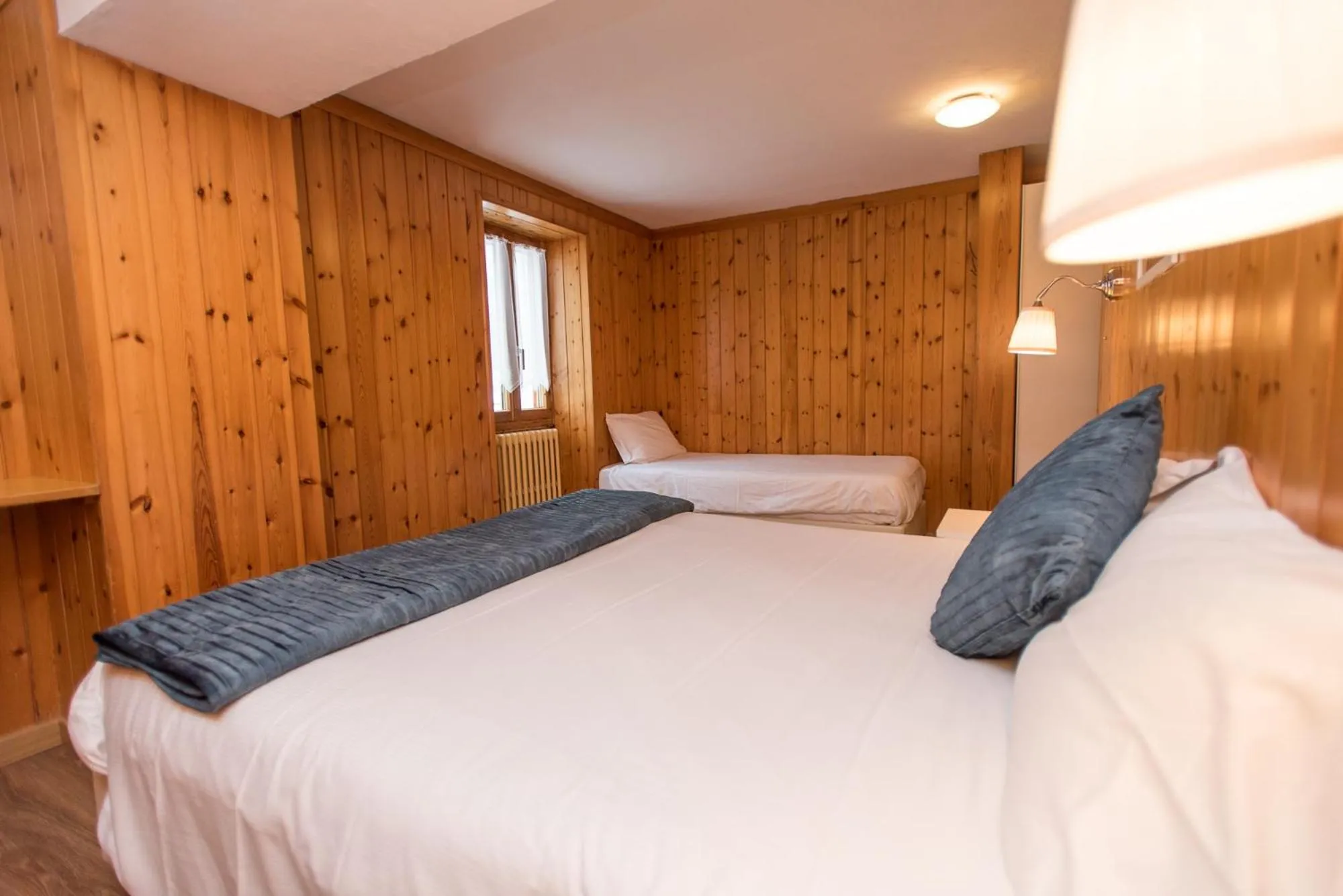 Photo of the whole room, Bed in Hotel Signal