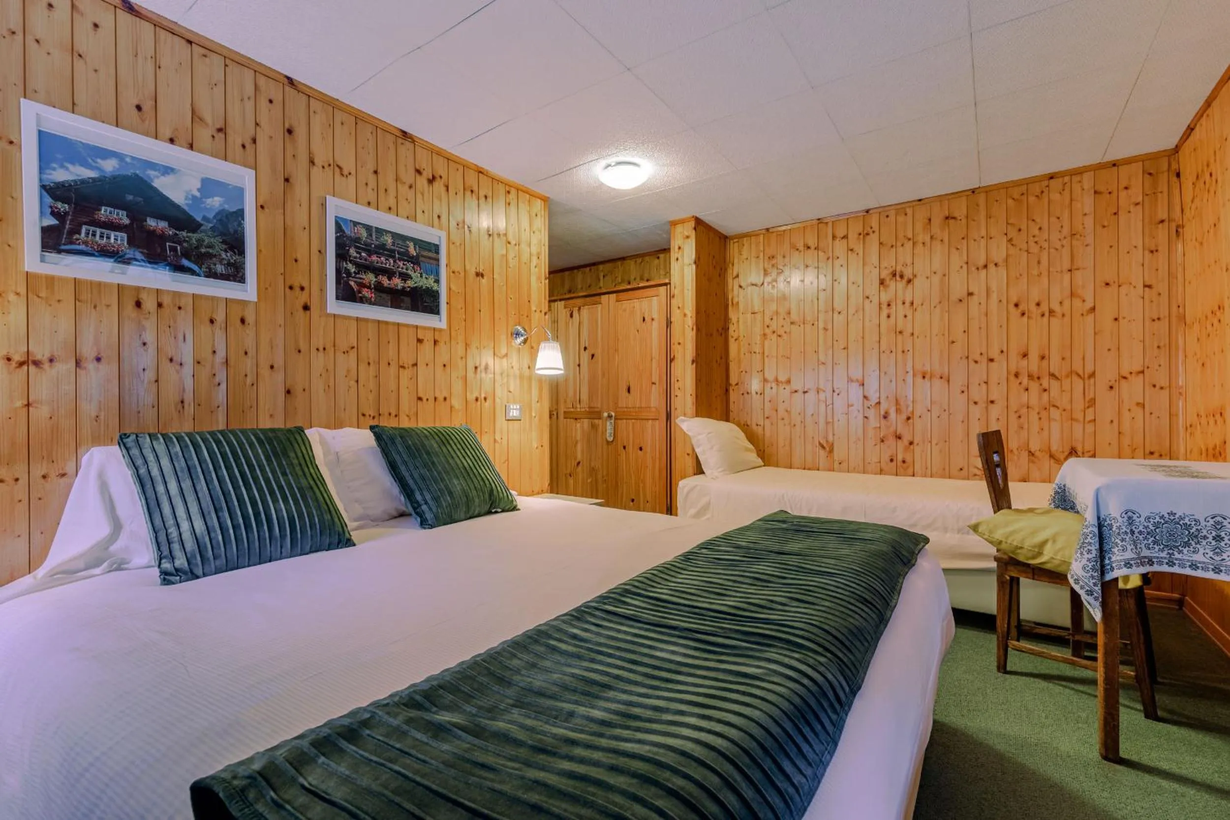 Photo of the whole room, Bed in Hotel Signal