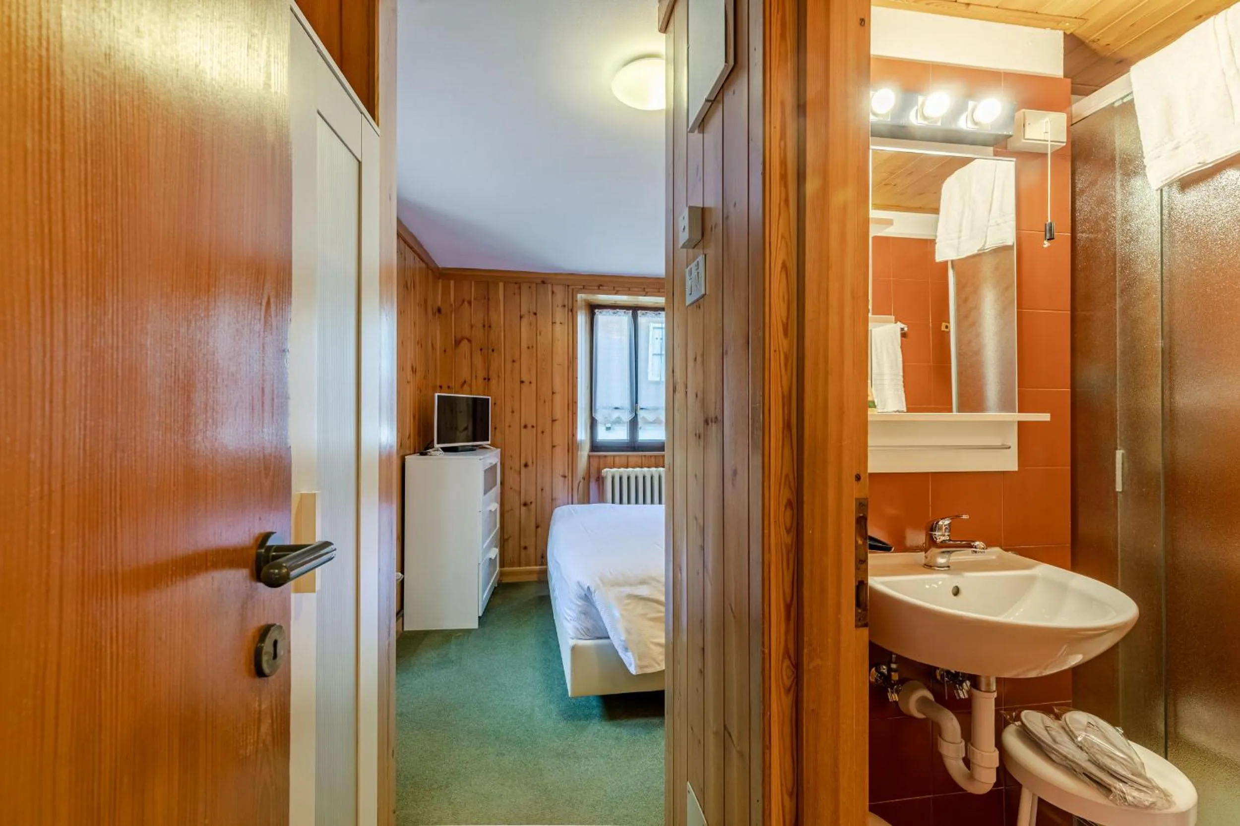 Photo of the whole room in Hotel Signal