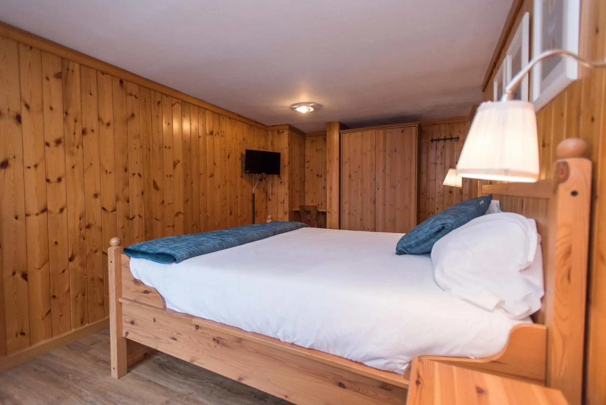 Photo of the whole room, Bed in Hotel Signal