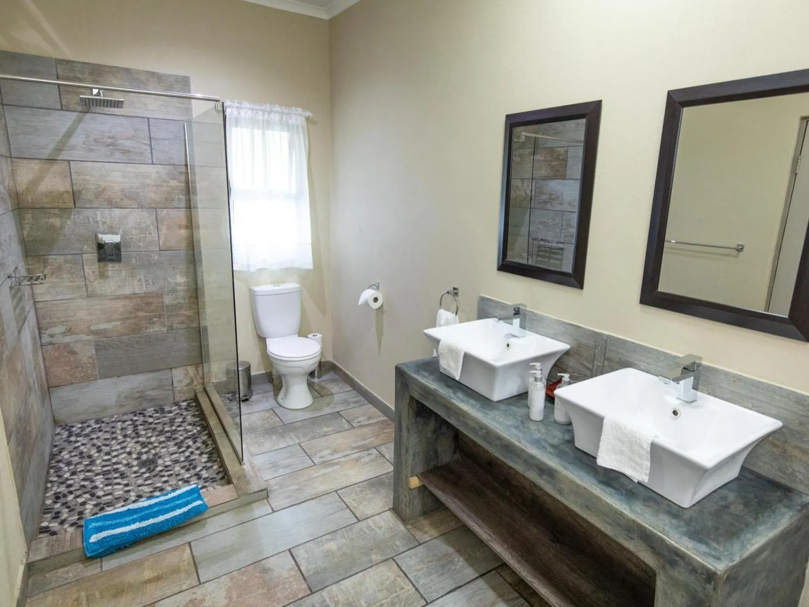 Shower in The Belgium Inn