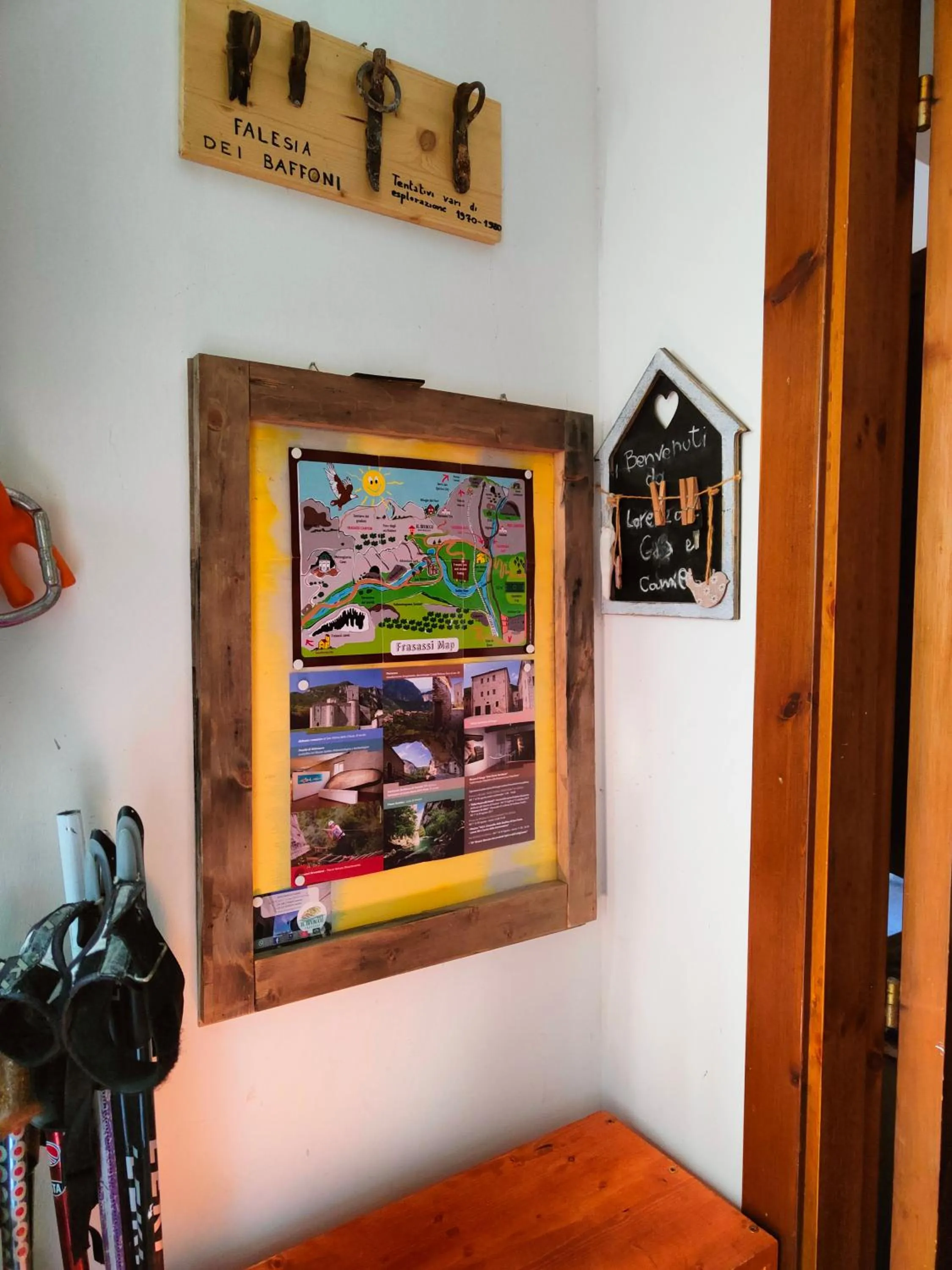 Communal lounge/ TV room in B&B Bivacco Frasassi climbing & trail running house