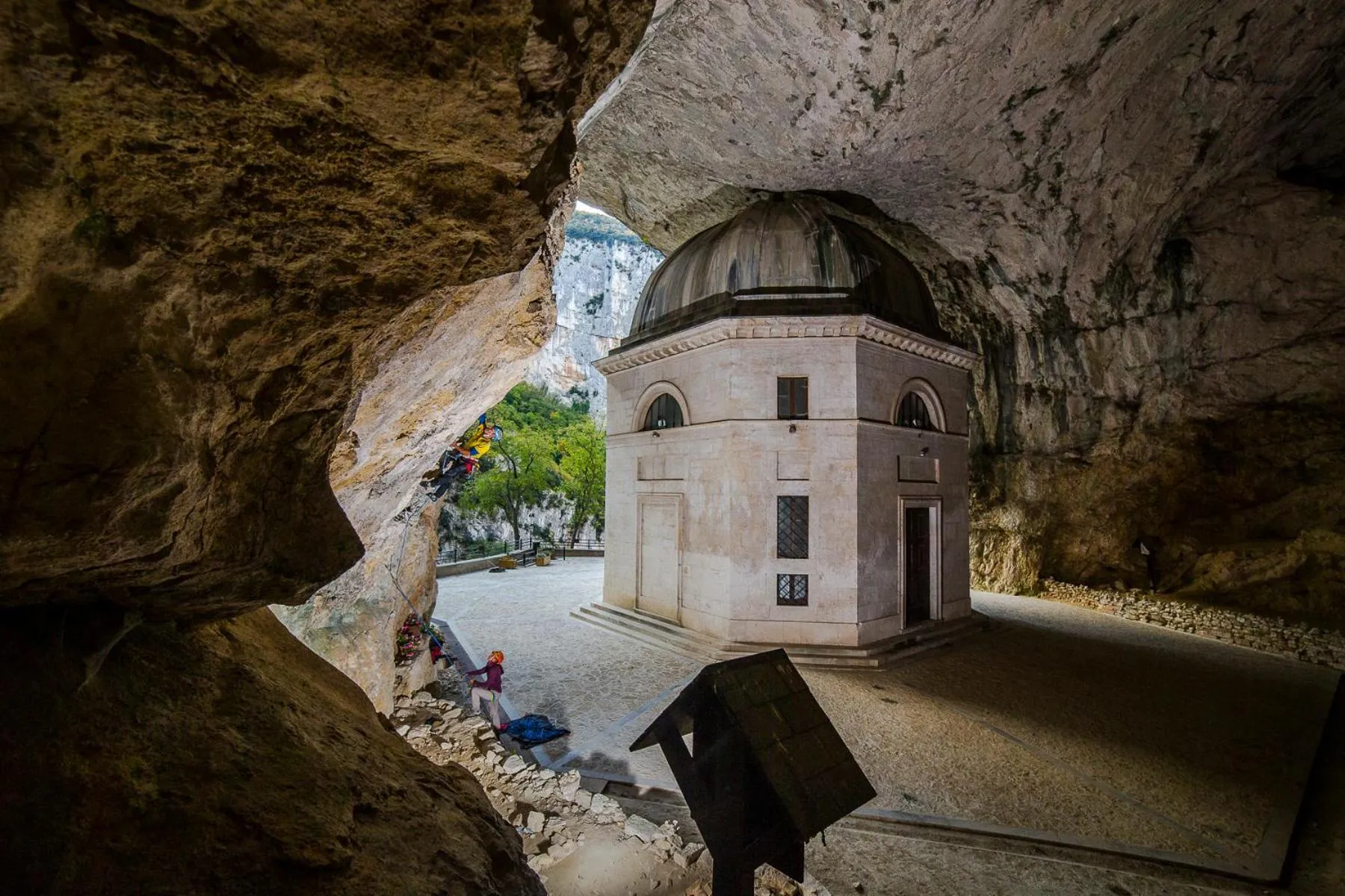 Nearby landmark in B&B Bivacco Frasassi climbing & trail running house