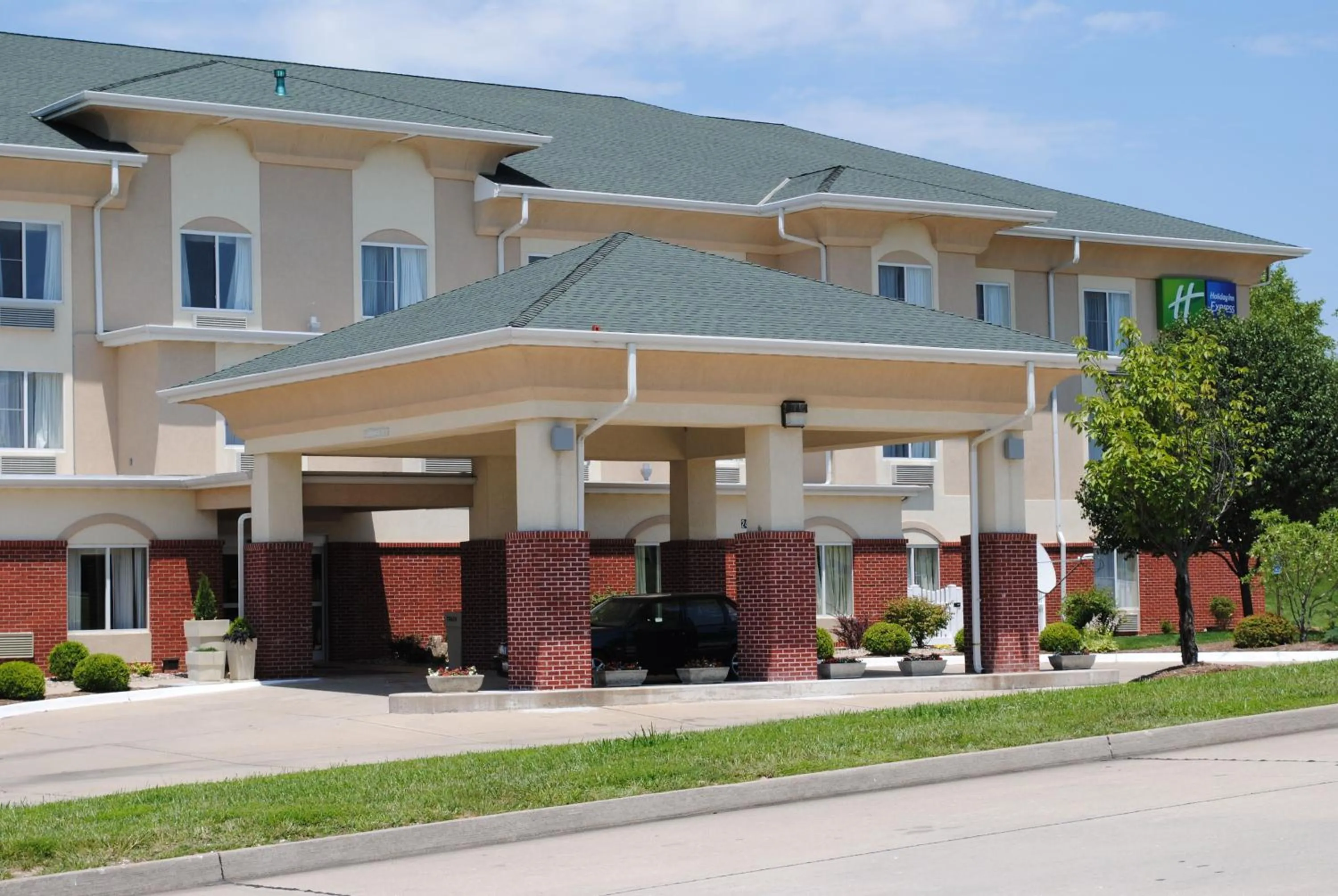 Property building in Holiday Inn Express Boonville by IHG