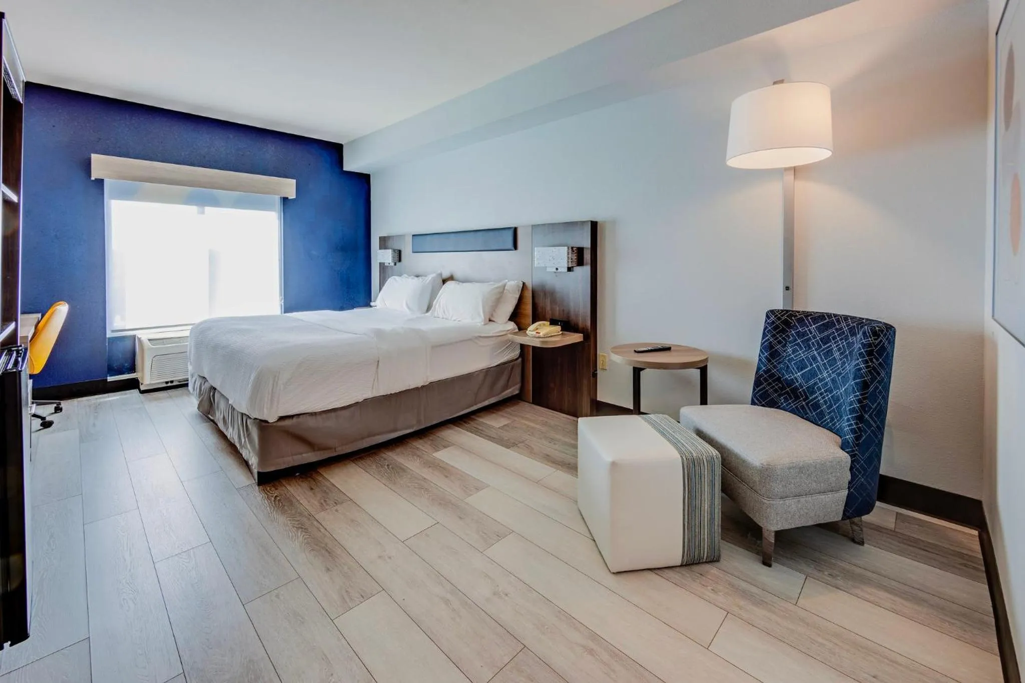 Photo of the whole room, Bed in Holiday Inn Express Hotel & Suites Ohio State University- OSU Medical Center by IHG