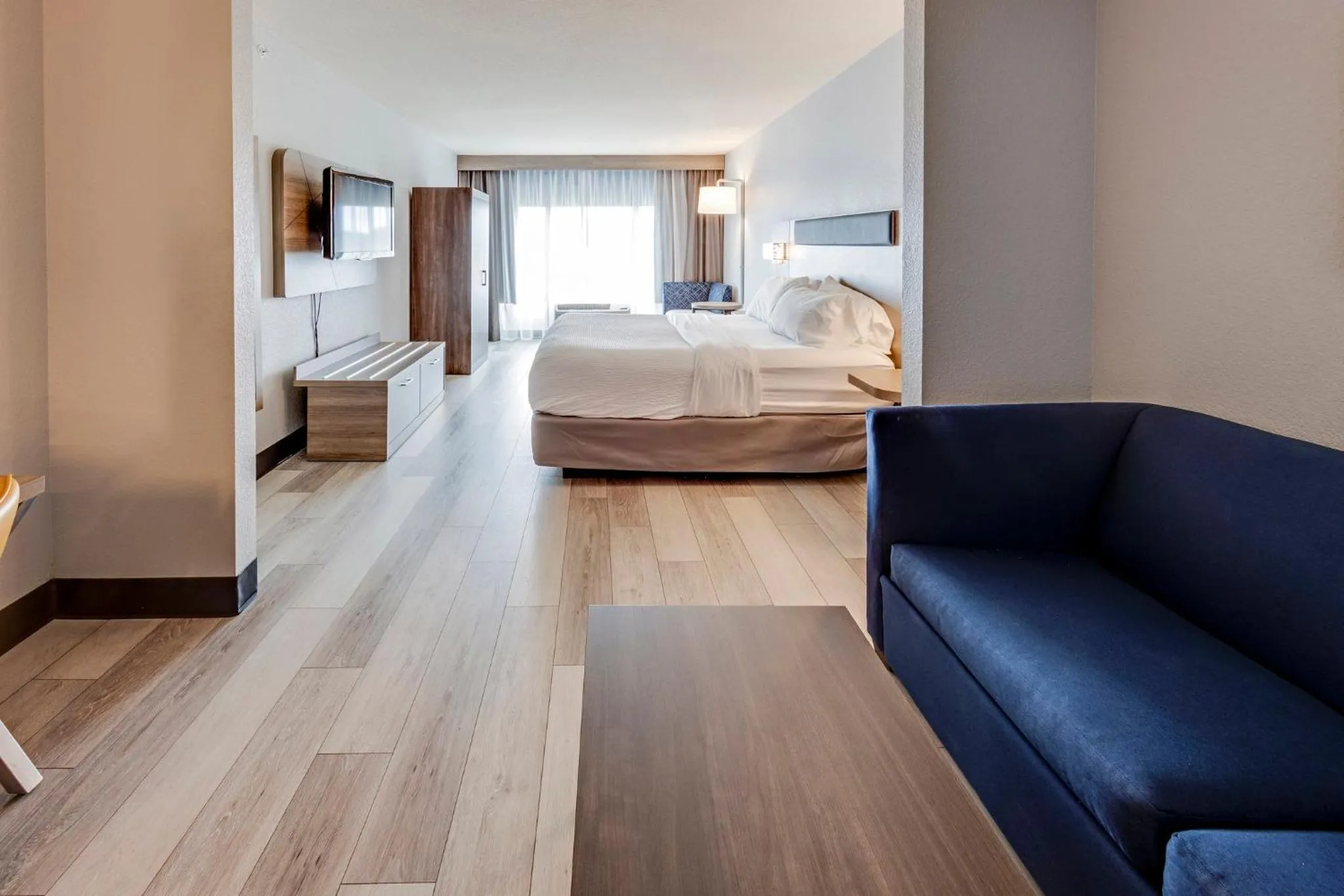 Photo of the whole room, Bed in Holiday Inn Express Hotel & Suites Ohio State University- OSU Medical Center by IHG